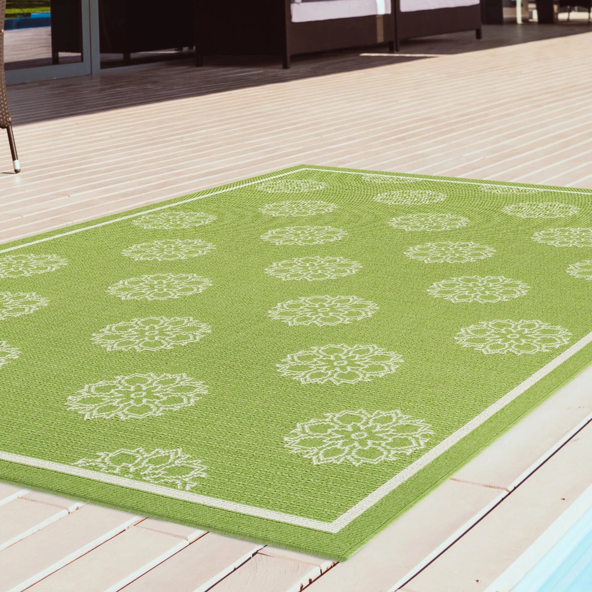Ambrosi Geometric Medallion Pattern Coastal Indoor/ Outdoor Area Rug
