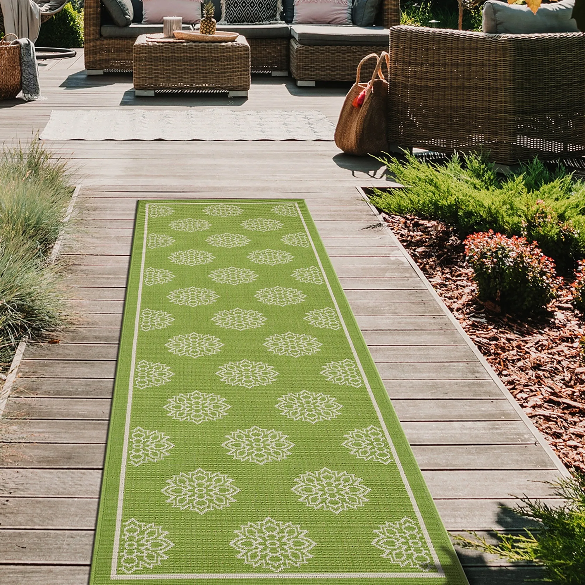 Ambrosi Geometric Medallion Pattern Coastal Indoor/ Outdoor Area Rug