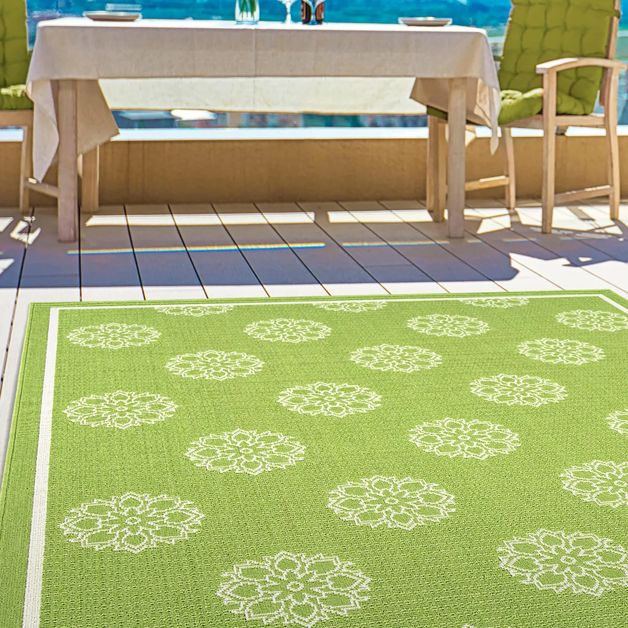 Ambrosi Geometric Medallion Pattern Coastal Indoor/ Outdoor Area Rug