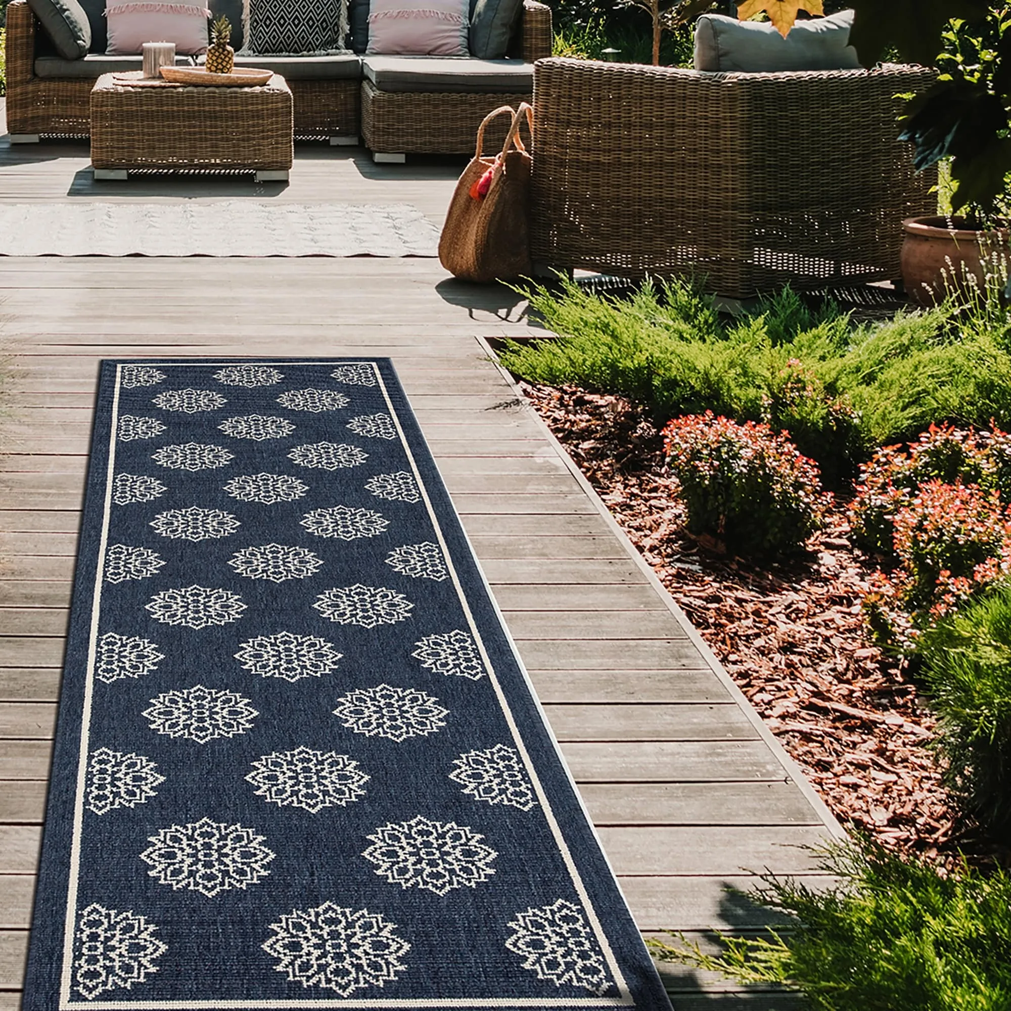 Ambrosi Geometric Medallion Pattern Coastal Indoor/ Outdoor Area Rug