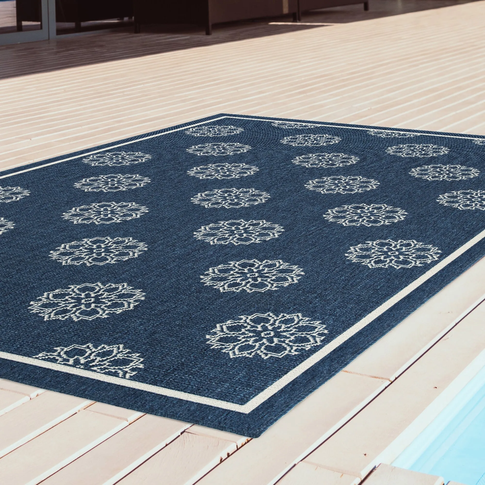 Ambrosi Geometric Medallion Pattern Coastal Indoor/ Outdoor Area Rug