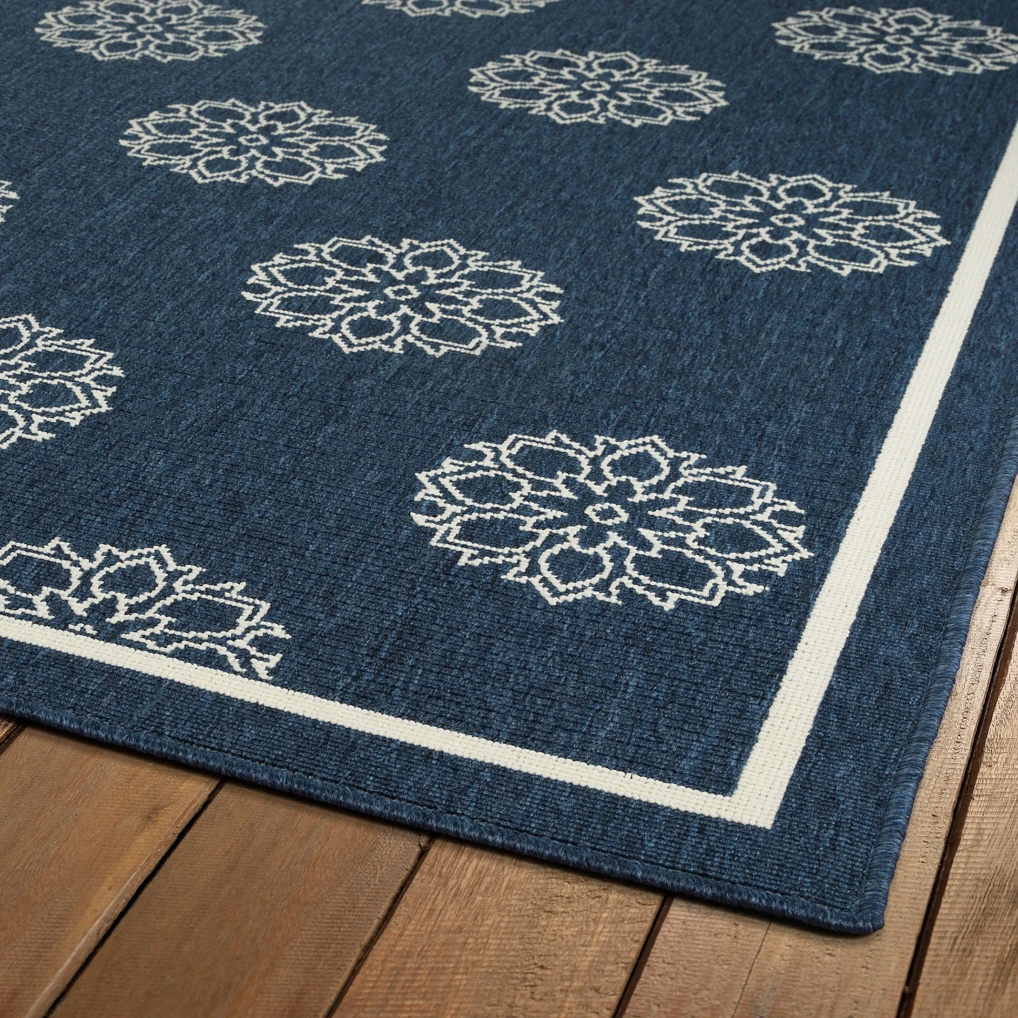 Ambrosi Geometric Medallion Pattern Coastal Indoor/ Outdoor Area Rug