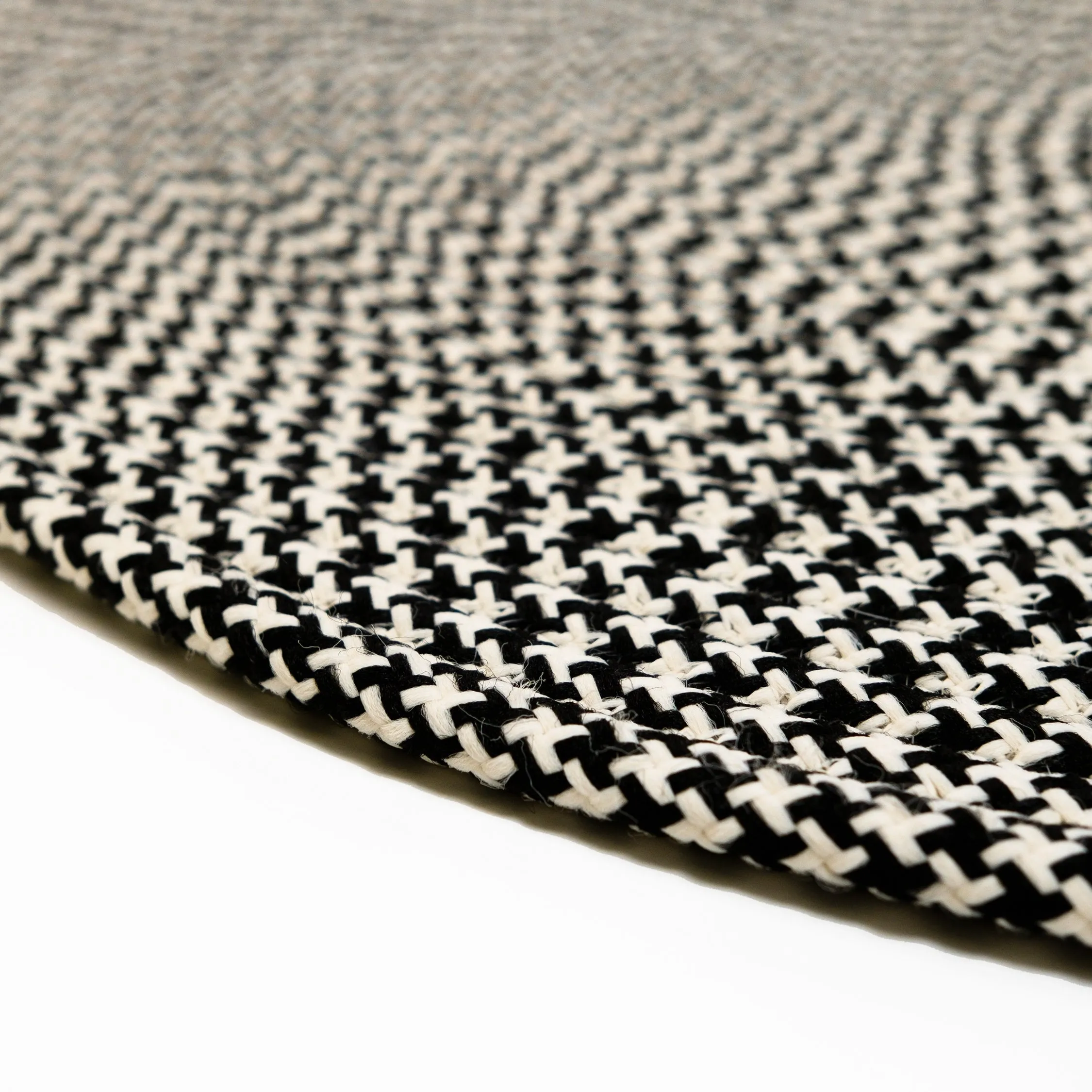 In-Outdoor Milton Houndstooth Tweed Braided Area Rug