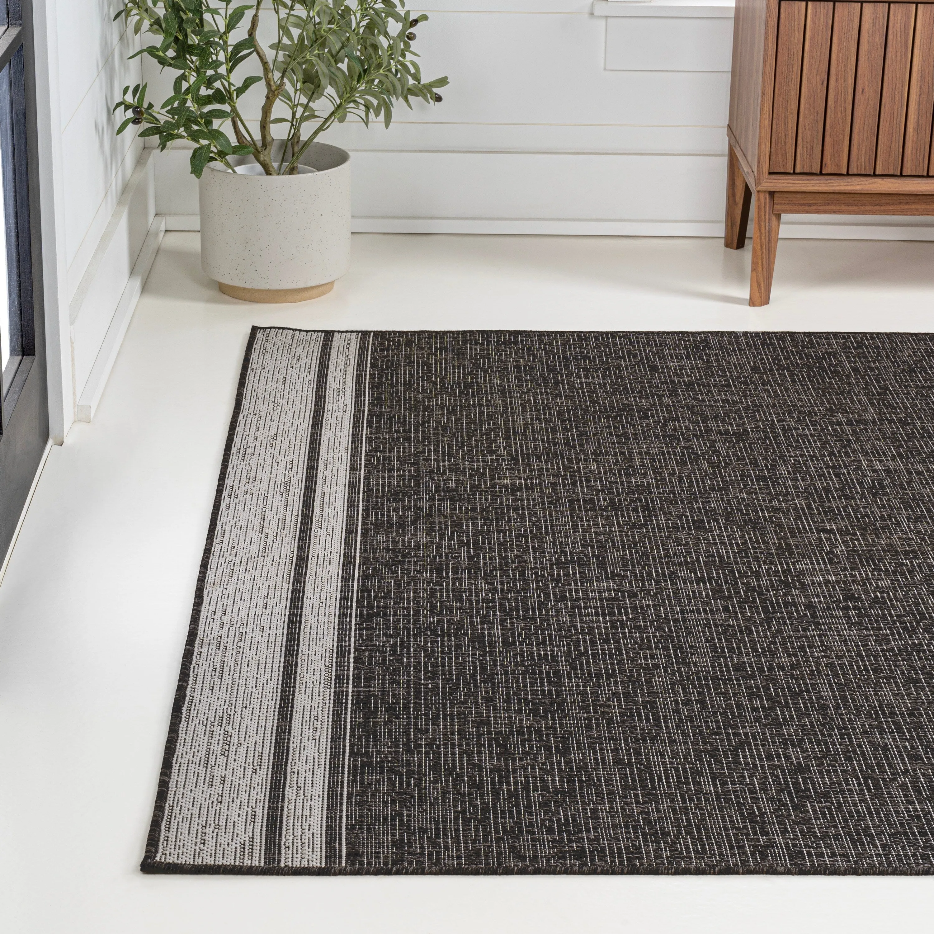 JONATHAN Y Darcy Modern Minimalist Mingled Solid Black/Cream Indoor/Outdoor Area Rug