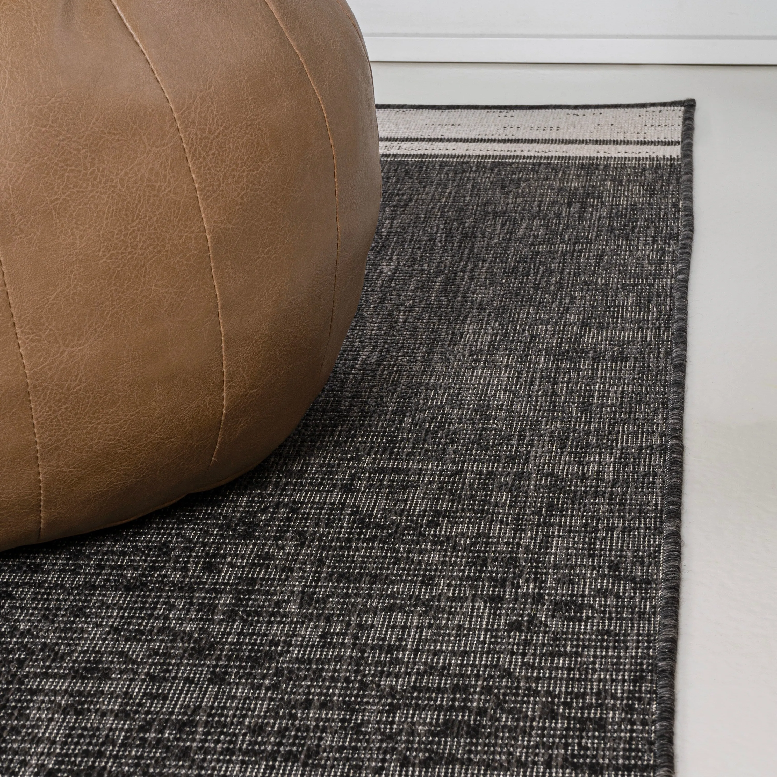 JONATHAN Y Darcy Modern Minimalist Mingled Solid Black/Cream Indoor/Outdoor Area Rug