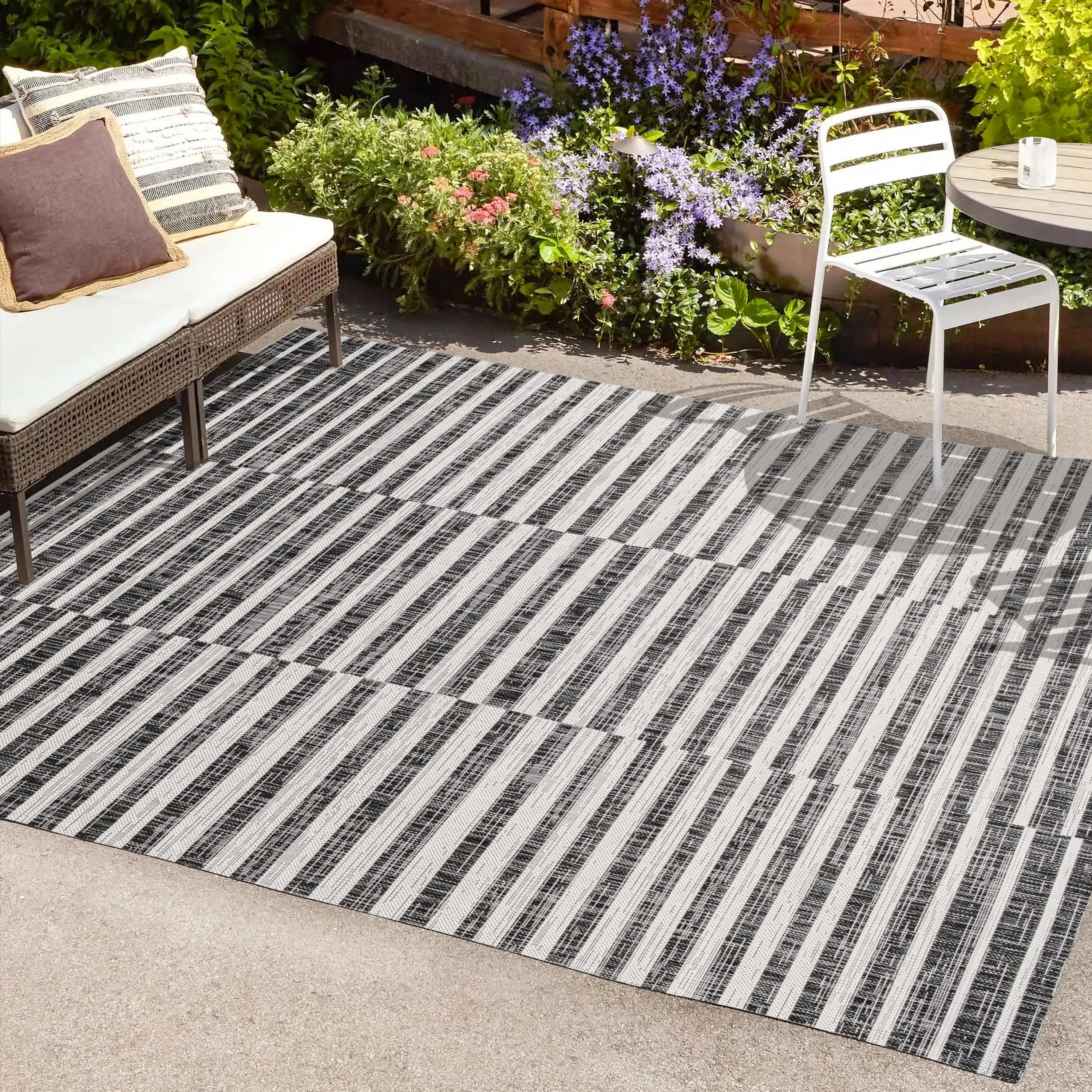 JONATHAN Y Grid Modern Offset Stripe Indoor/Outdoor Area Rug