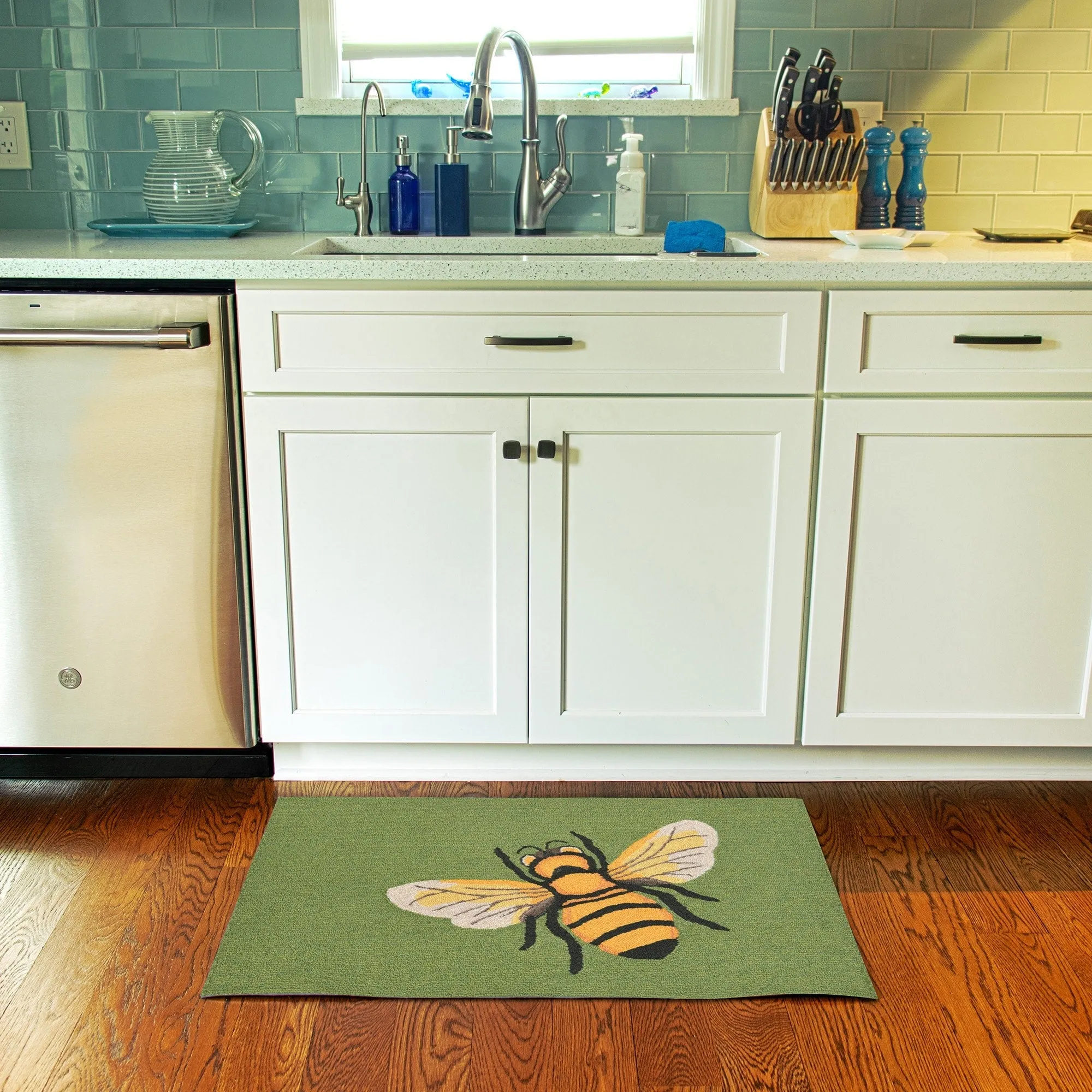 Liora Manne Frontporch Bee Indoor/Outdoor Rug