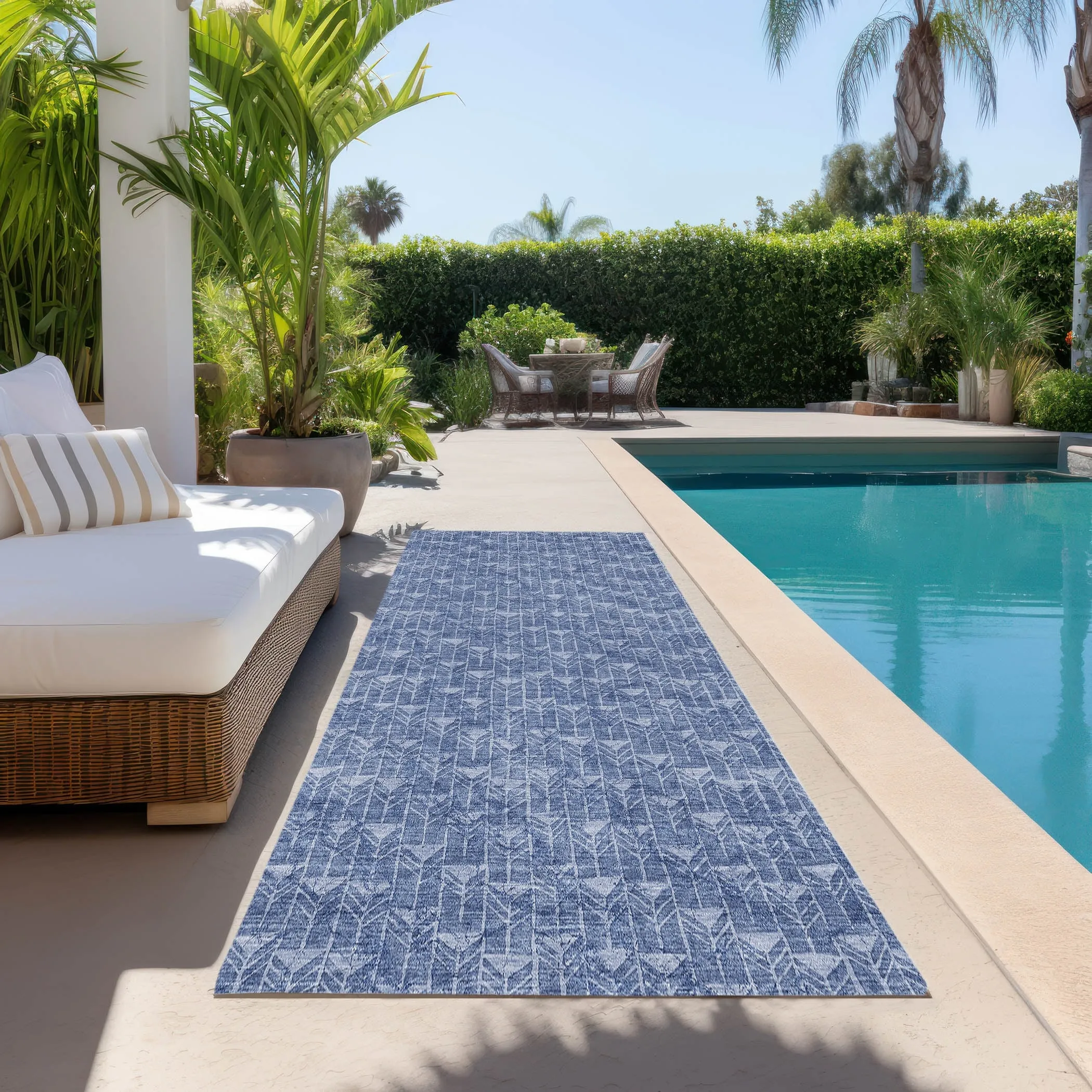 Machine Washable Indoor/ Outdoor Arrows Chantille Rug