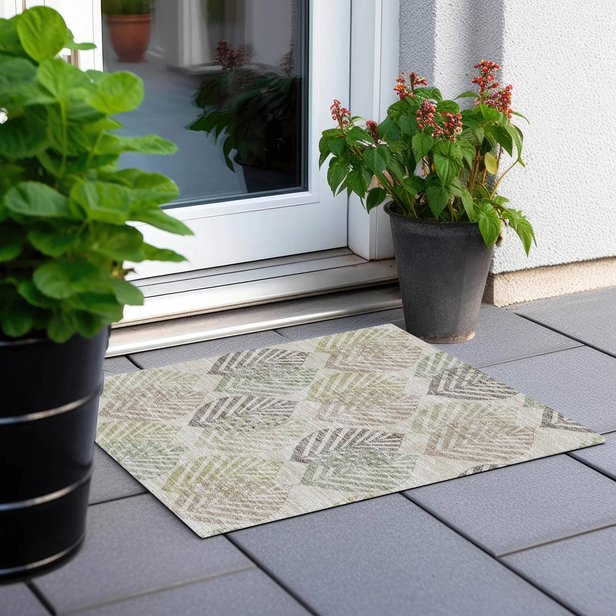 Machine Washable Indoor/ Outdoor Chantille Casual Palm Rug