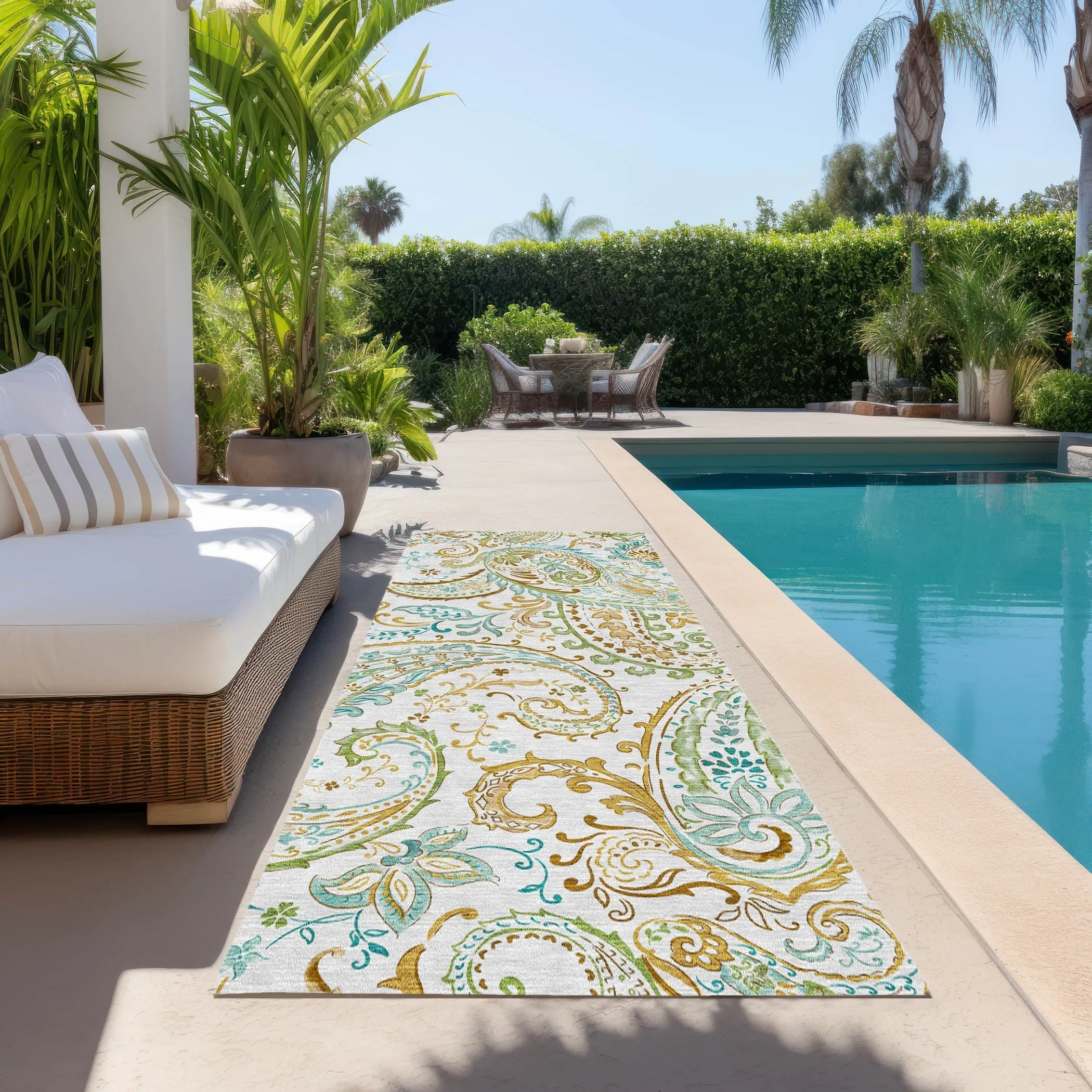Machine Washable Indoor/ Outdoor Paisley Chantille Rug