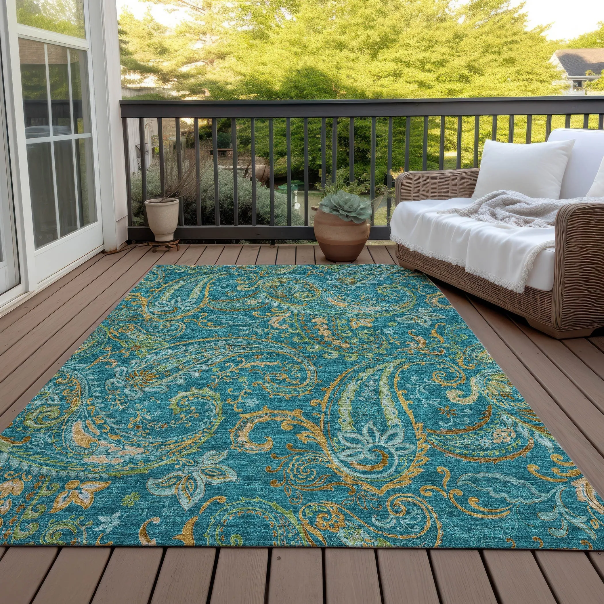 Machine Washable Indoor/ Outdoor Paisley Chantille Rug