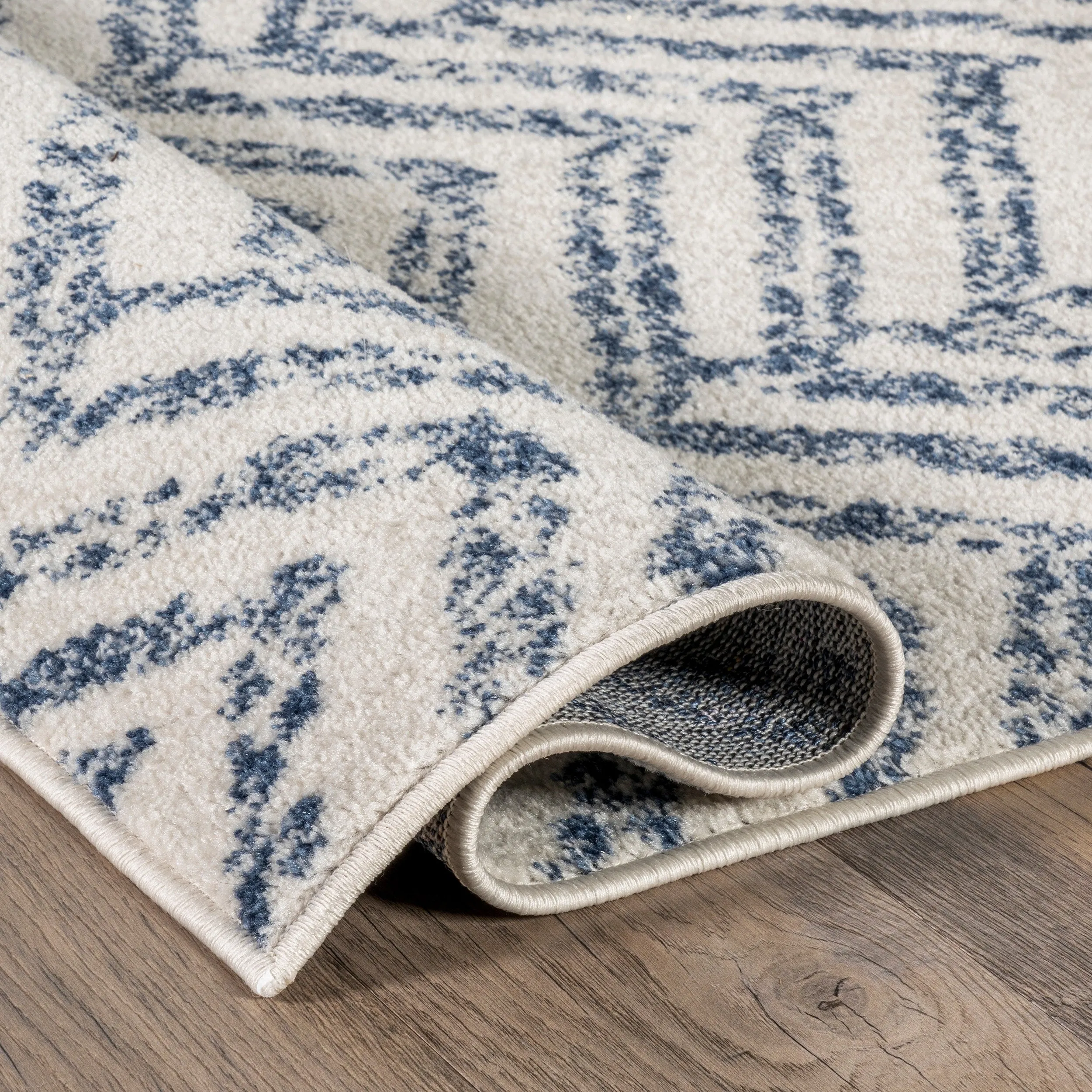 Nuloom Sasha Faded Chevron Area Rug