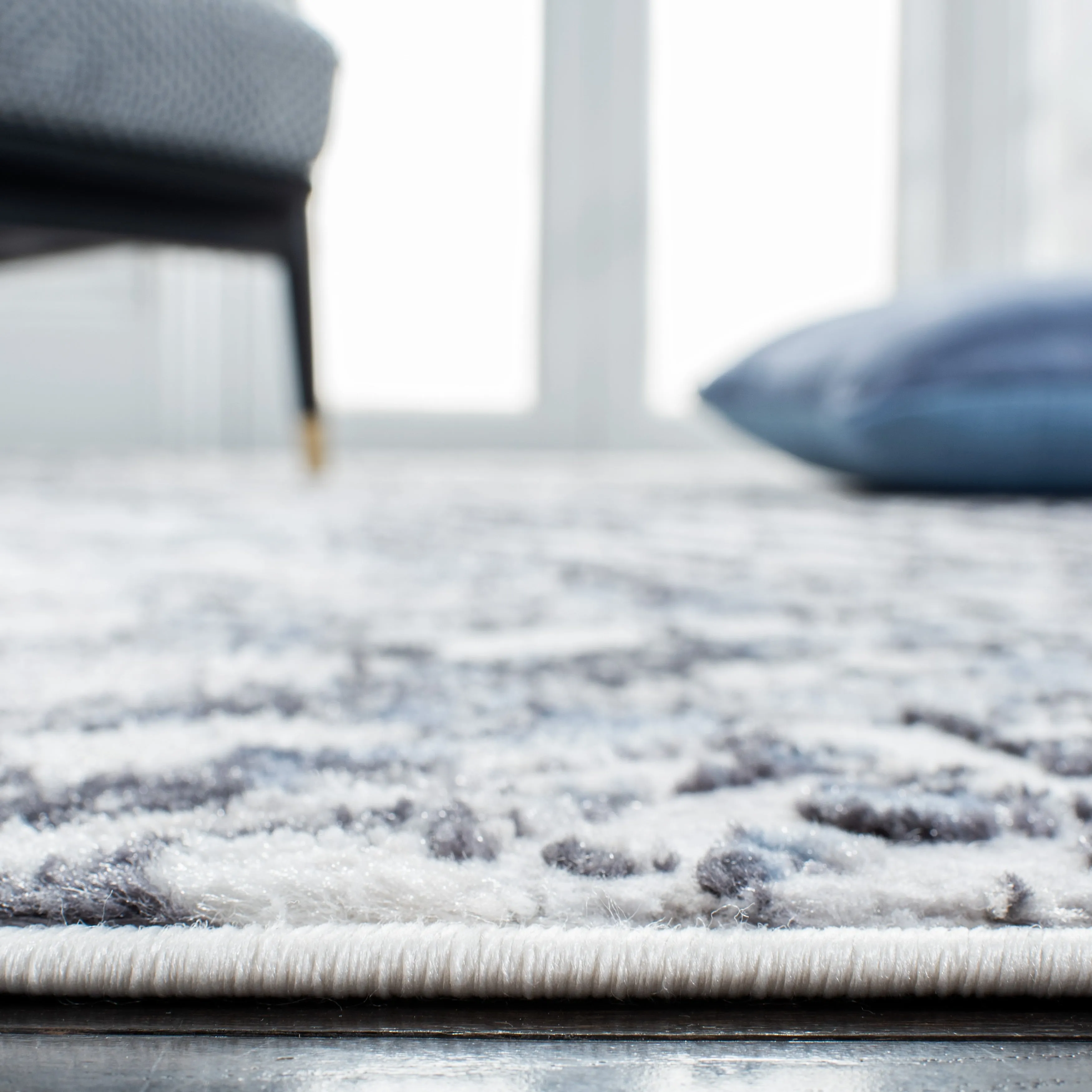 SAFAVIEH Amelia Svava Modern Abstract Rug