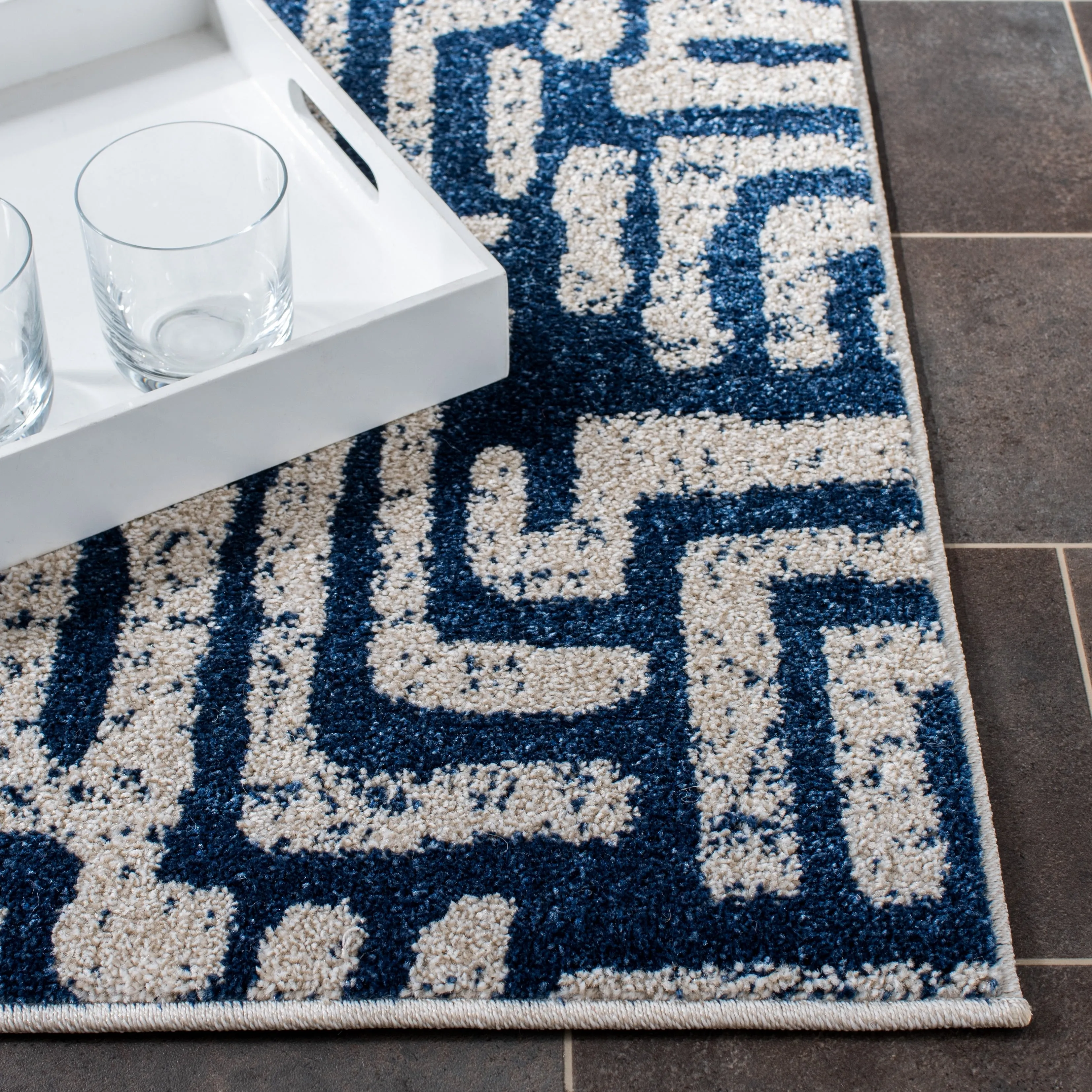 SAFAVIEH Amherst Iska Modern Geometric Rug