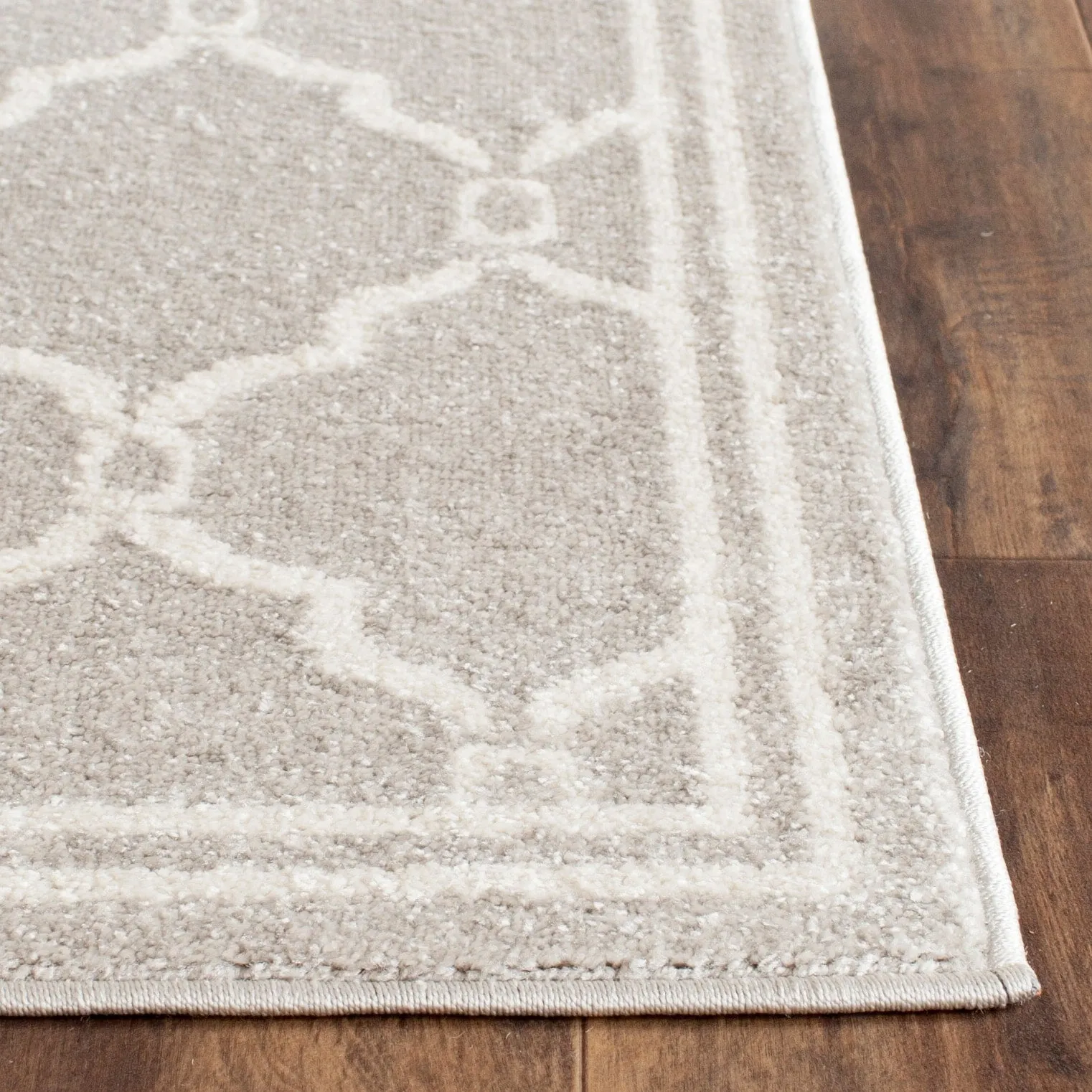 SAFAVIEH Amherst Nargis Modern Rug