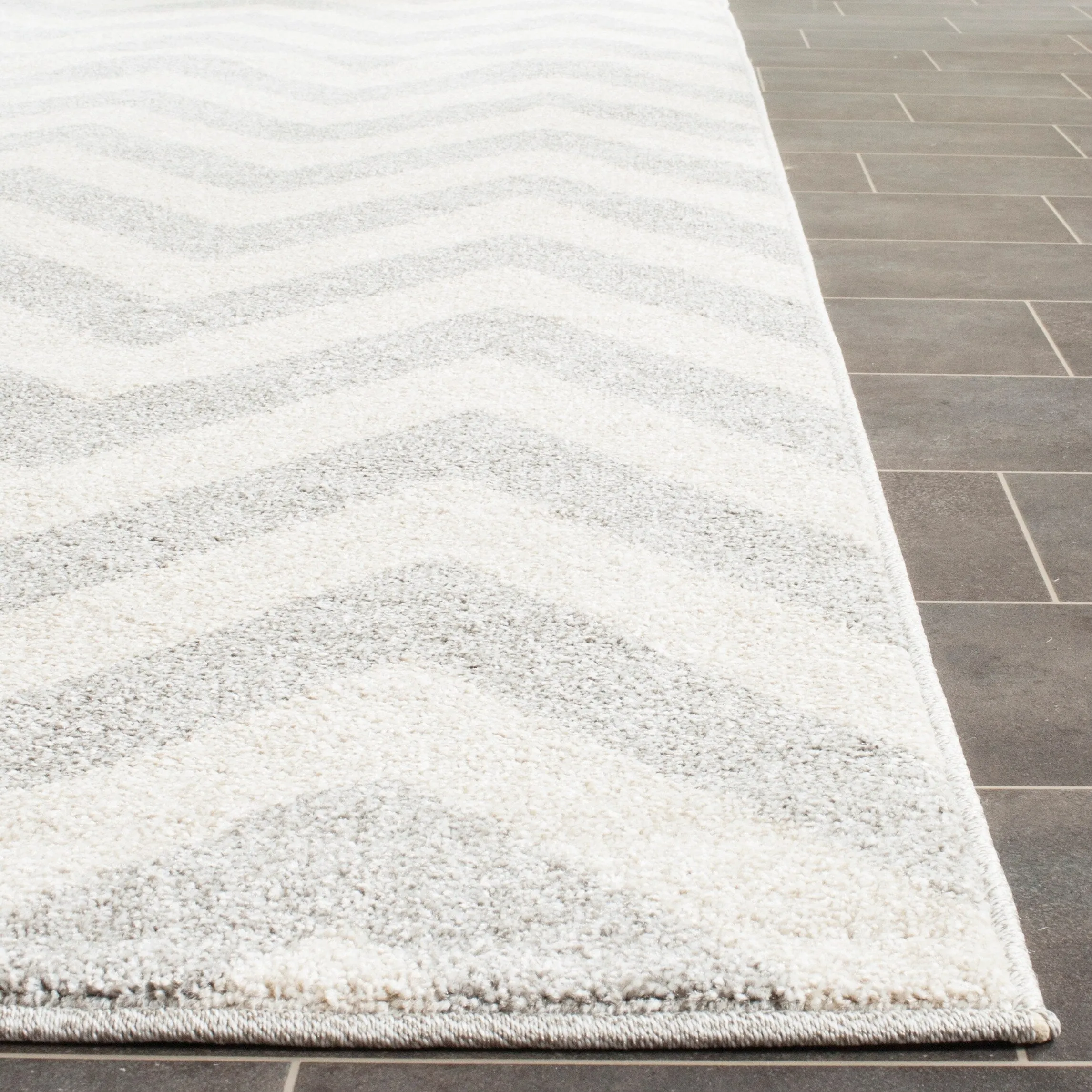 SAFAVIEH Amherst Rinny Modern Rug