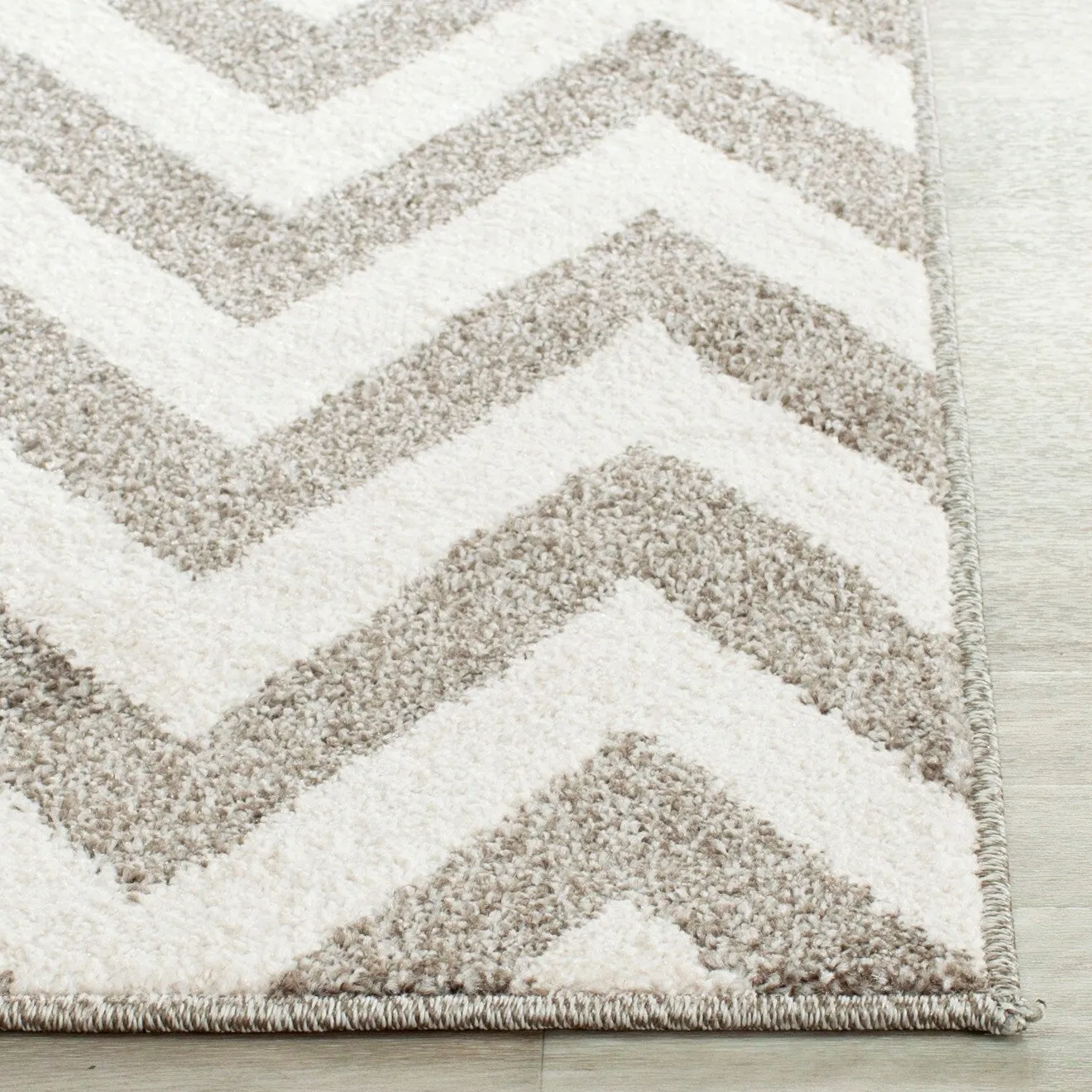SAFAVIEH Amherst Rinny Modern Rug