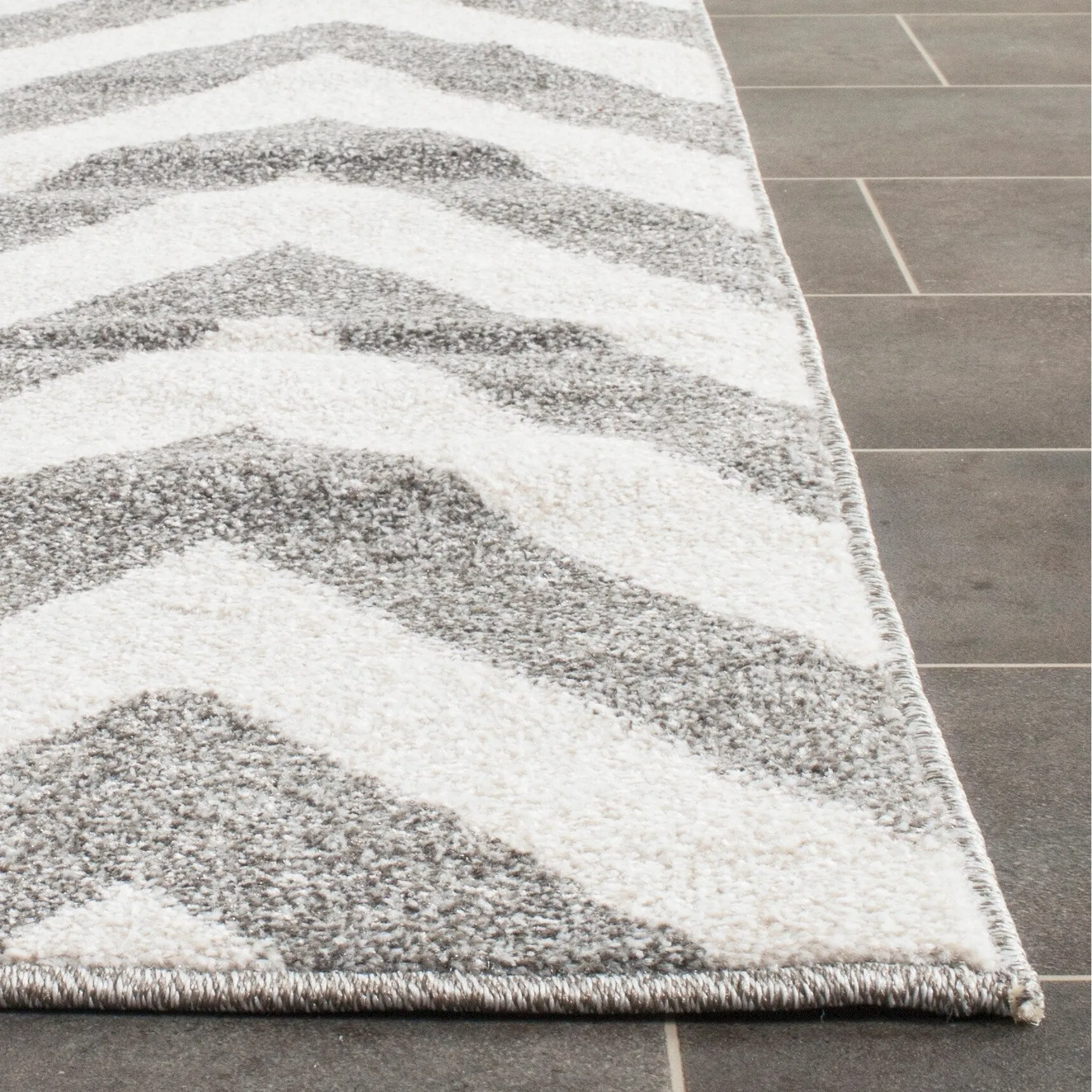 SAFAVIEH Amherst Rinny Modern Rug