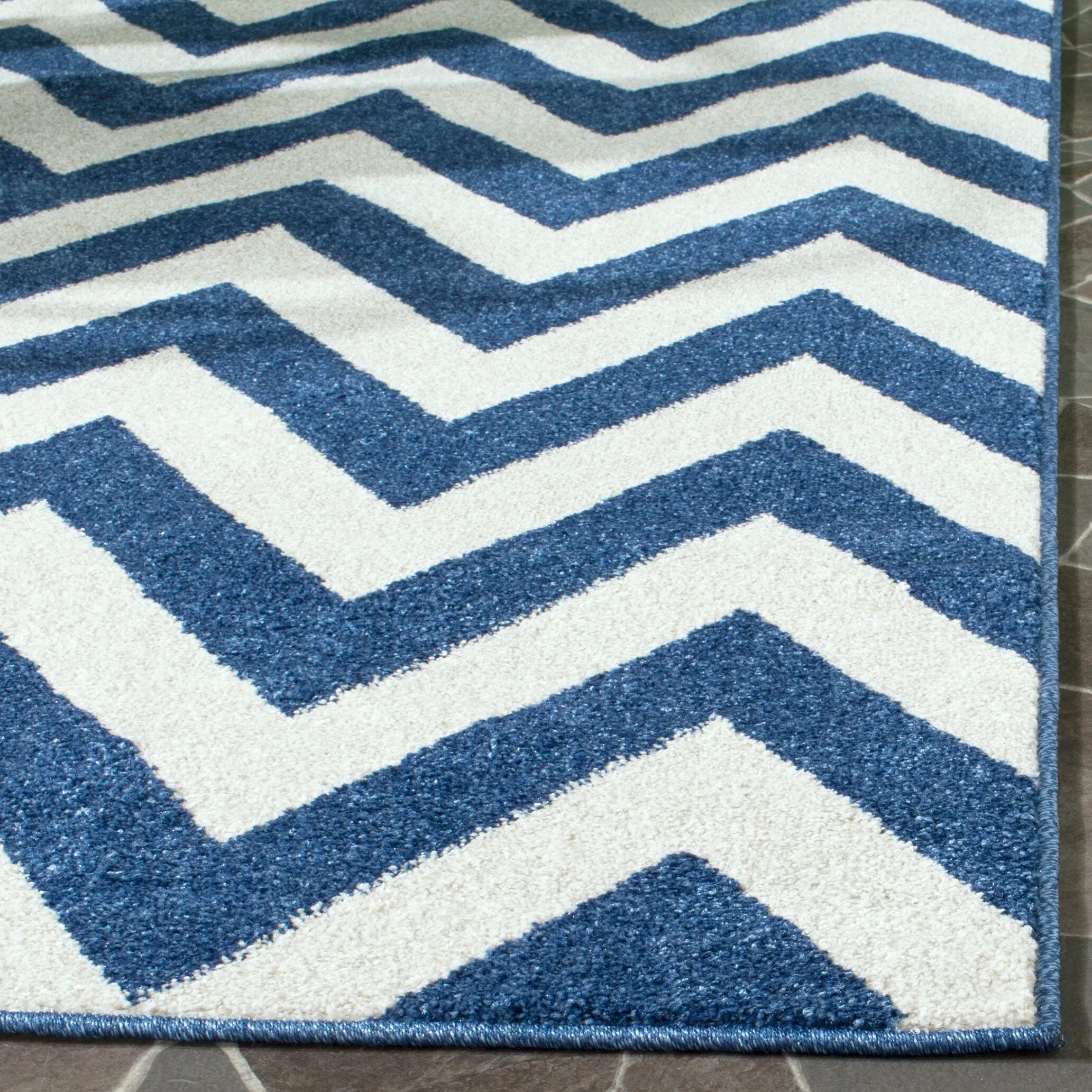 SAFAVIEH Amherst Rinny Modern Rug