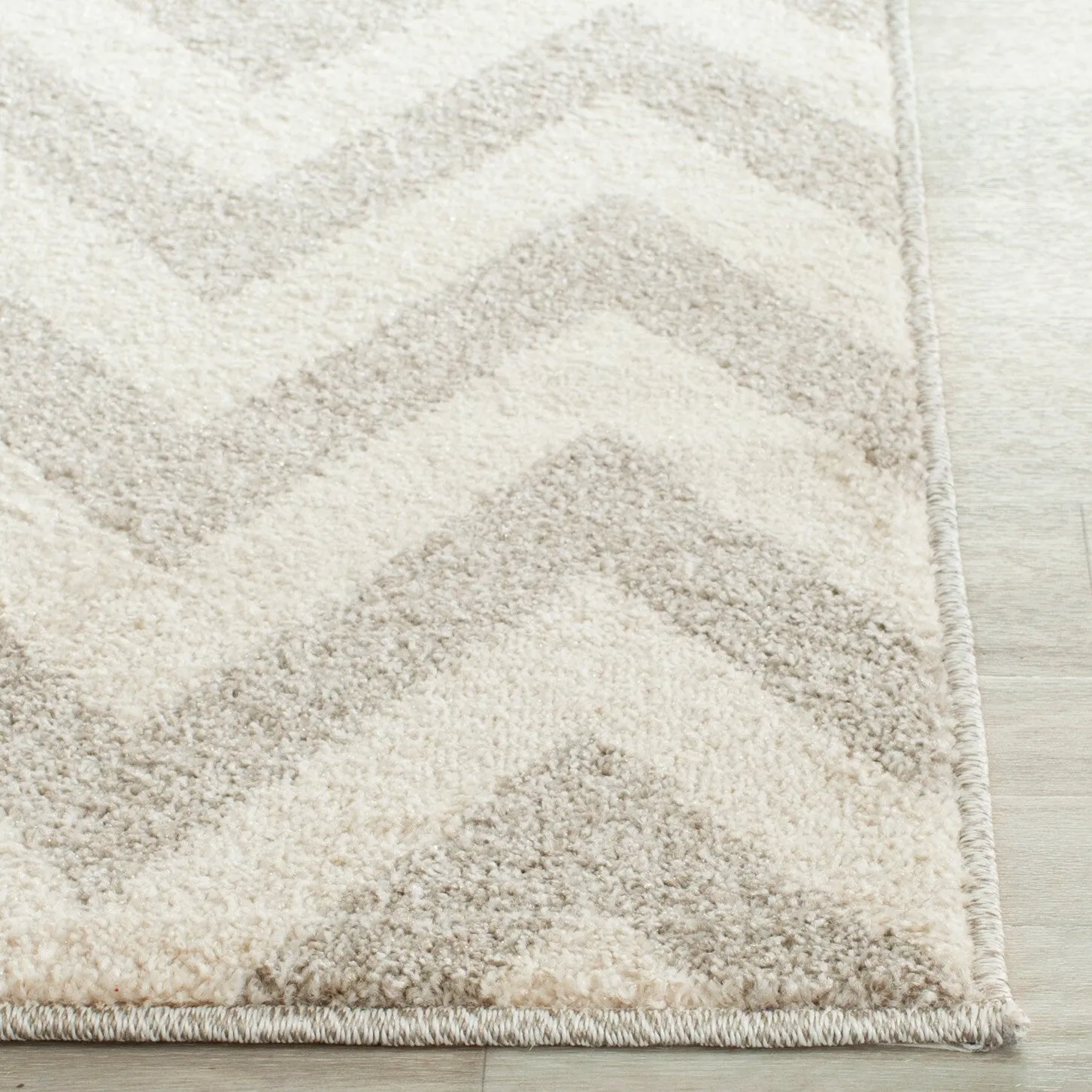 SAFAVIEH Amherst Rinny Modern Rug