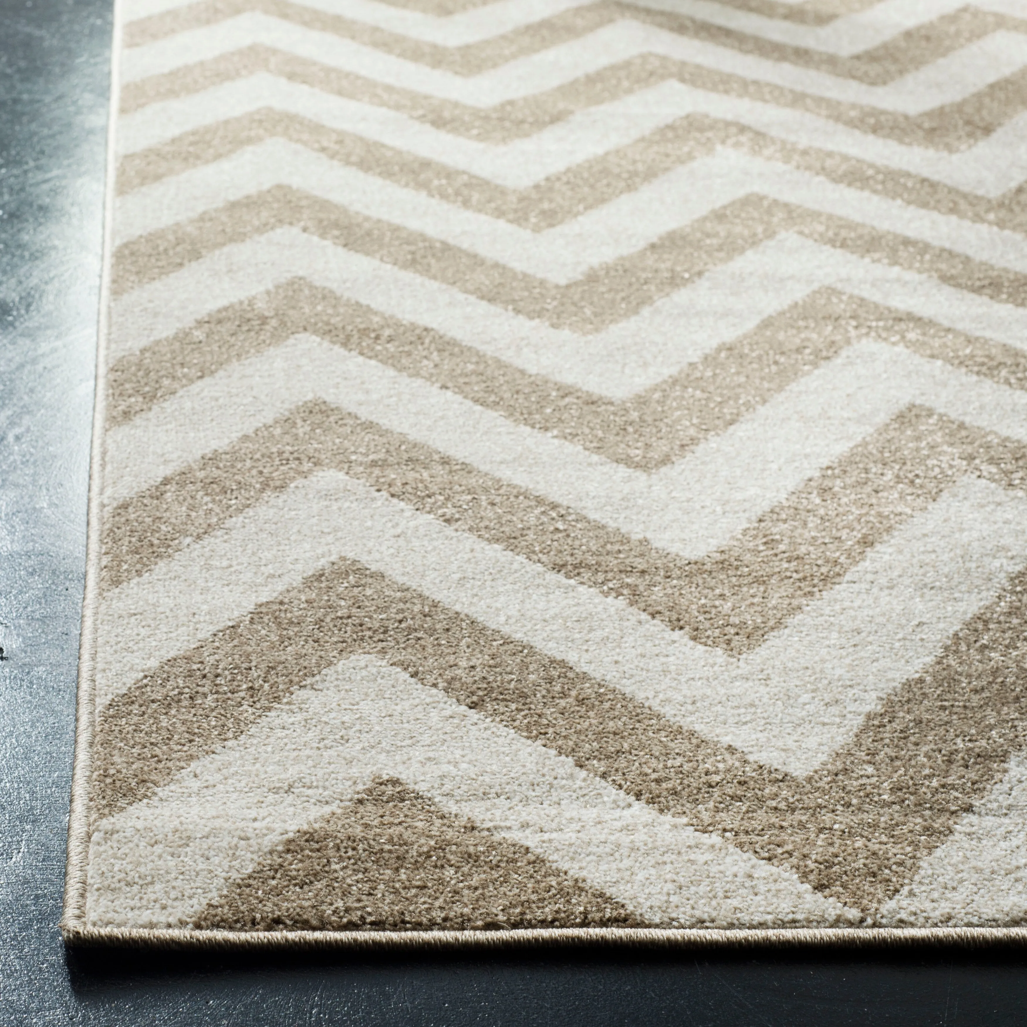 SAFAVIEH Amherst Rinny Modern Rug