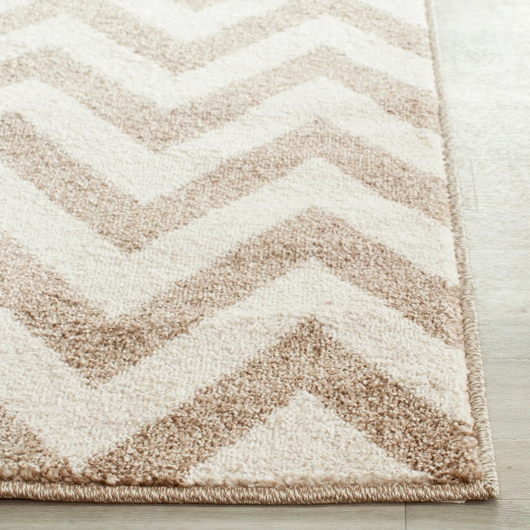 SAFAVIEH Amherst Rinny Modern Rug