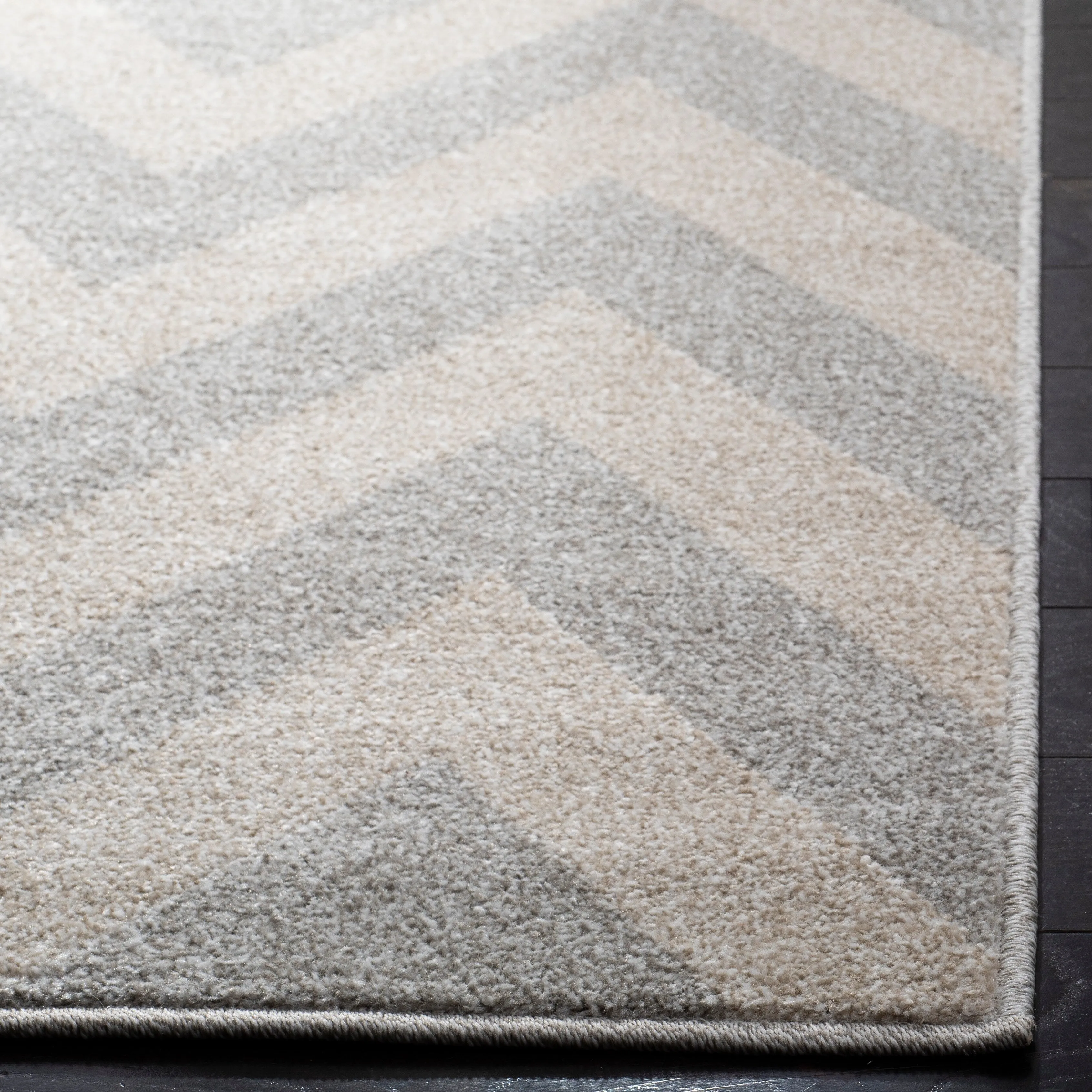 SAFAVIEH Amherst Rinny Modern Rug