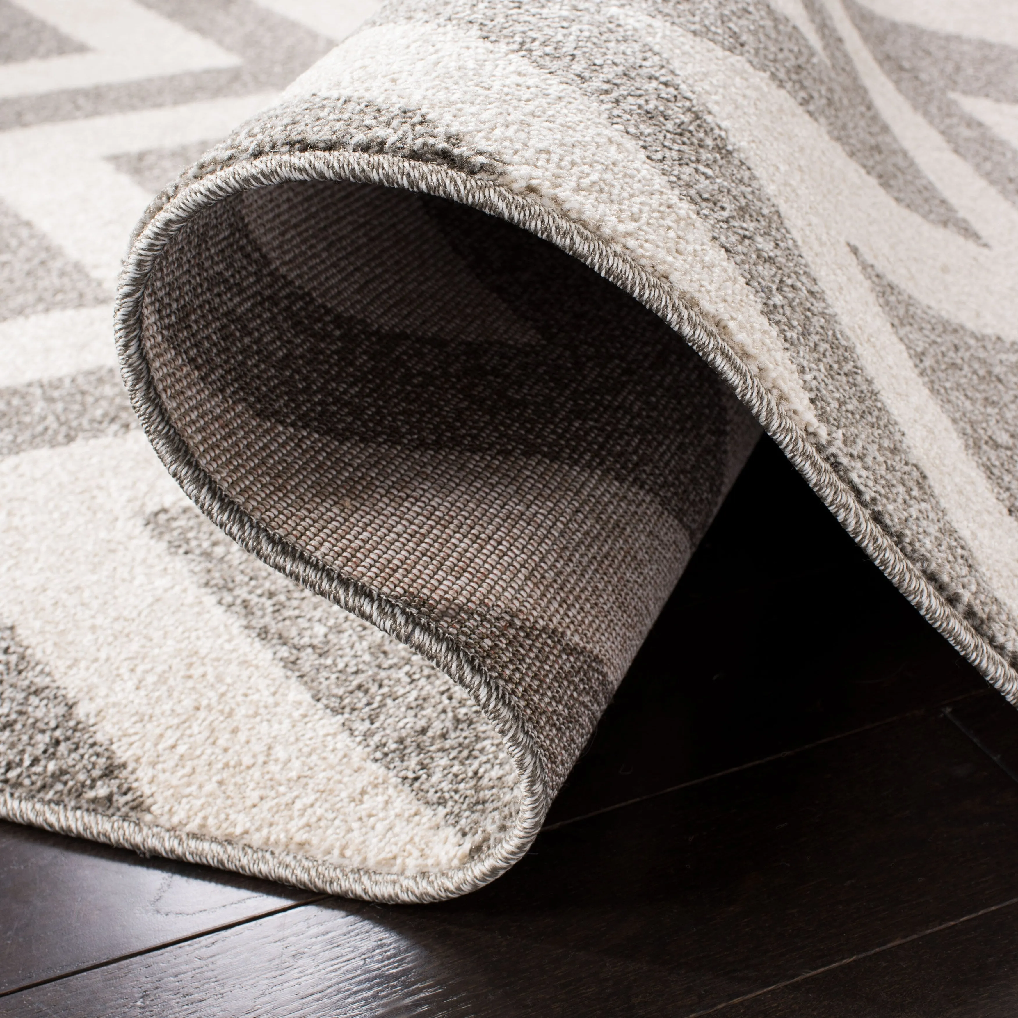 SAFAVIEH Amherst Rinny Modern Rug