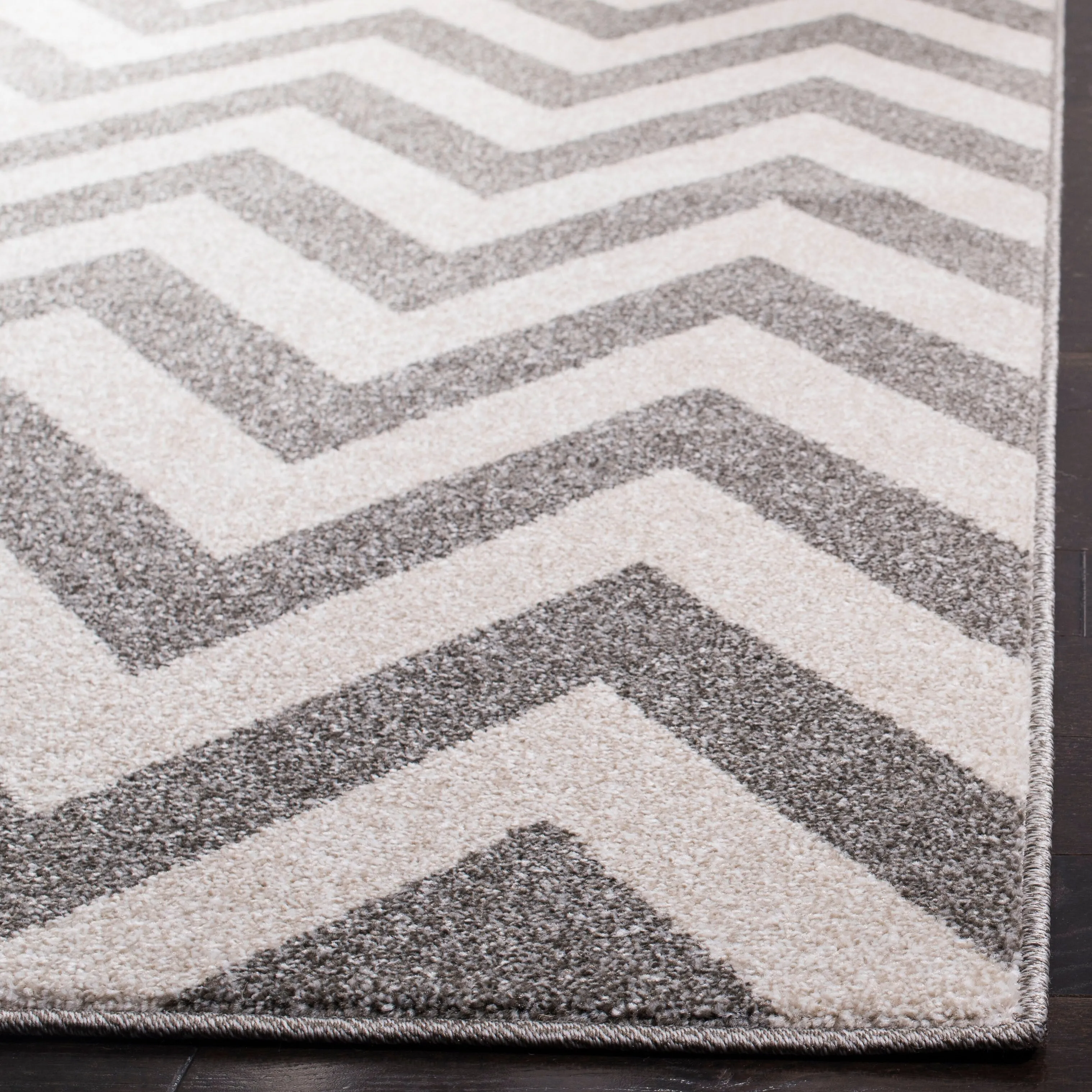 SAFAVIEH Amherst Rinny Modern Rug