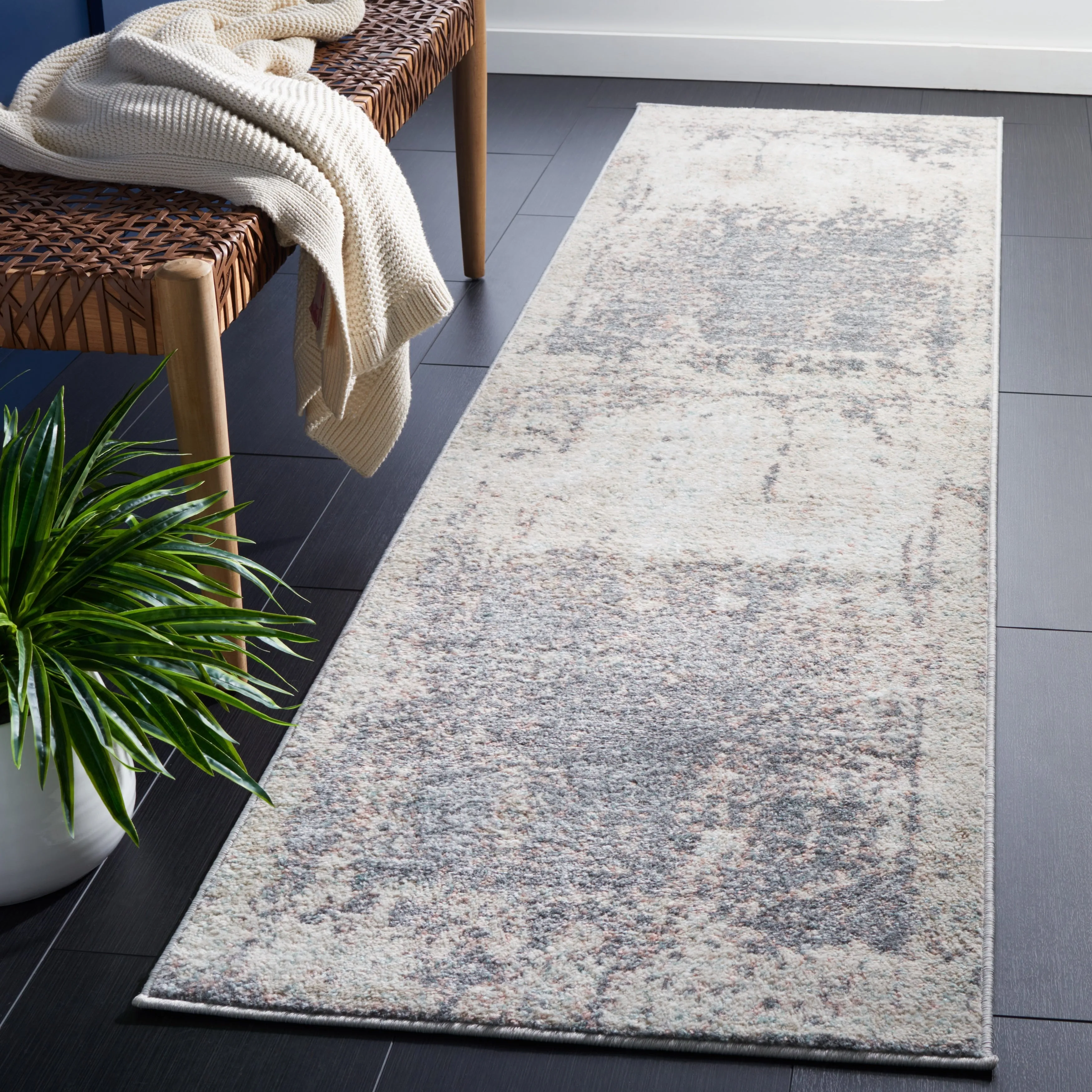 SAFAVIEH Amsterdam Nellya Modern Distressed Rug