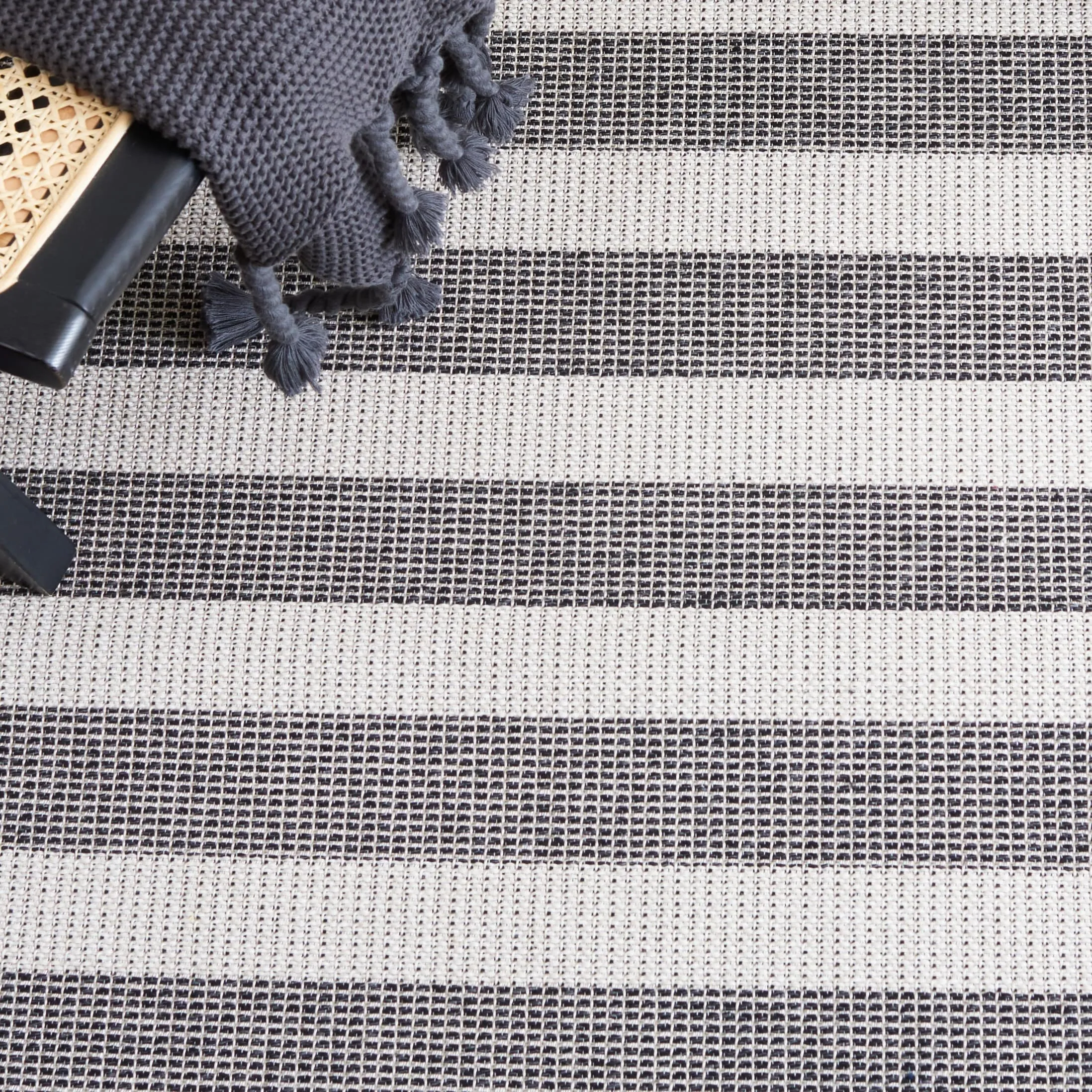 SAFAVIEH Augustine Avdotja Farmhouse Stripe Fringe Rug