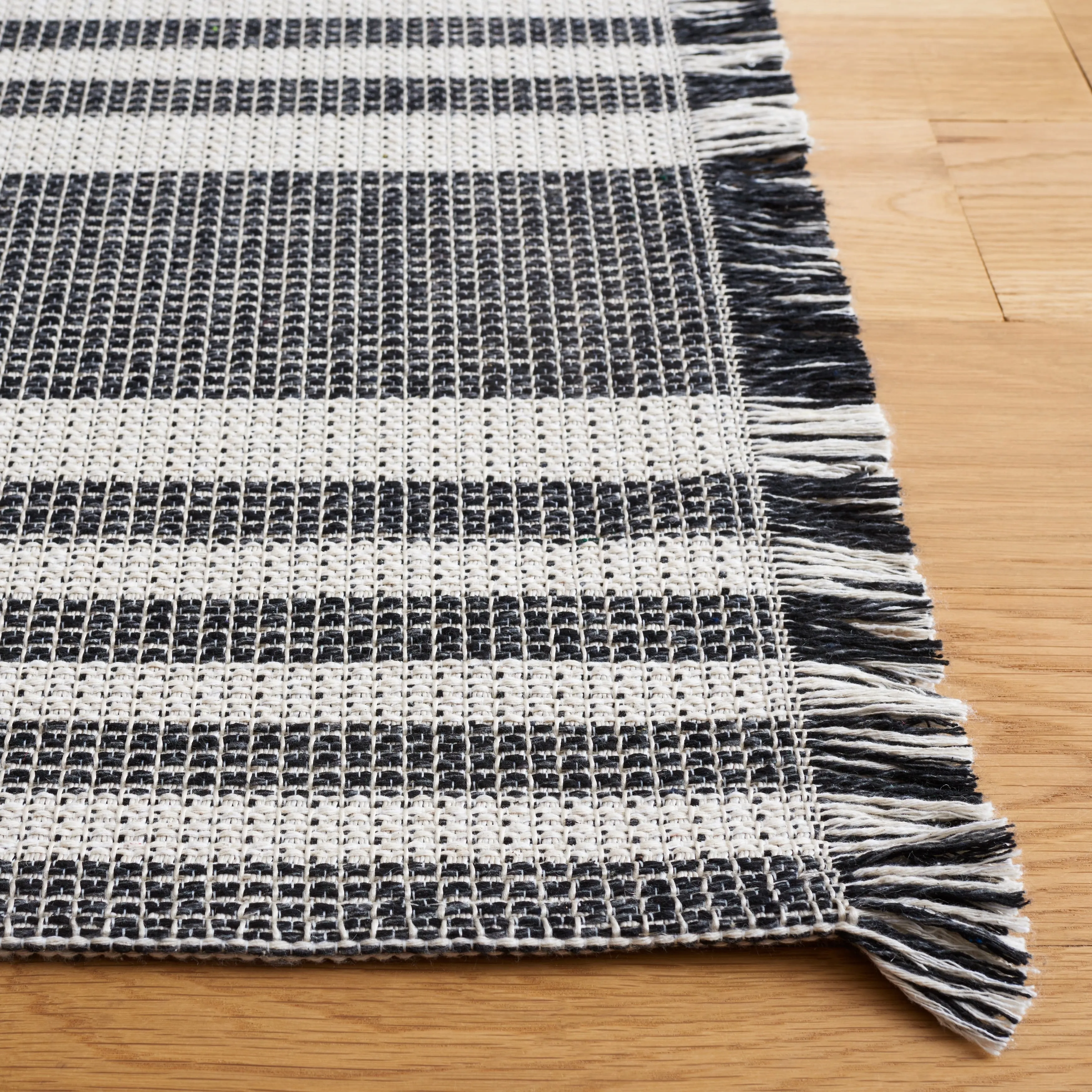 SAFAVIEH Augustine Avdotja Farmhouse Stripe Fringe Rug