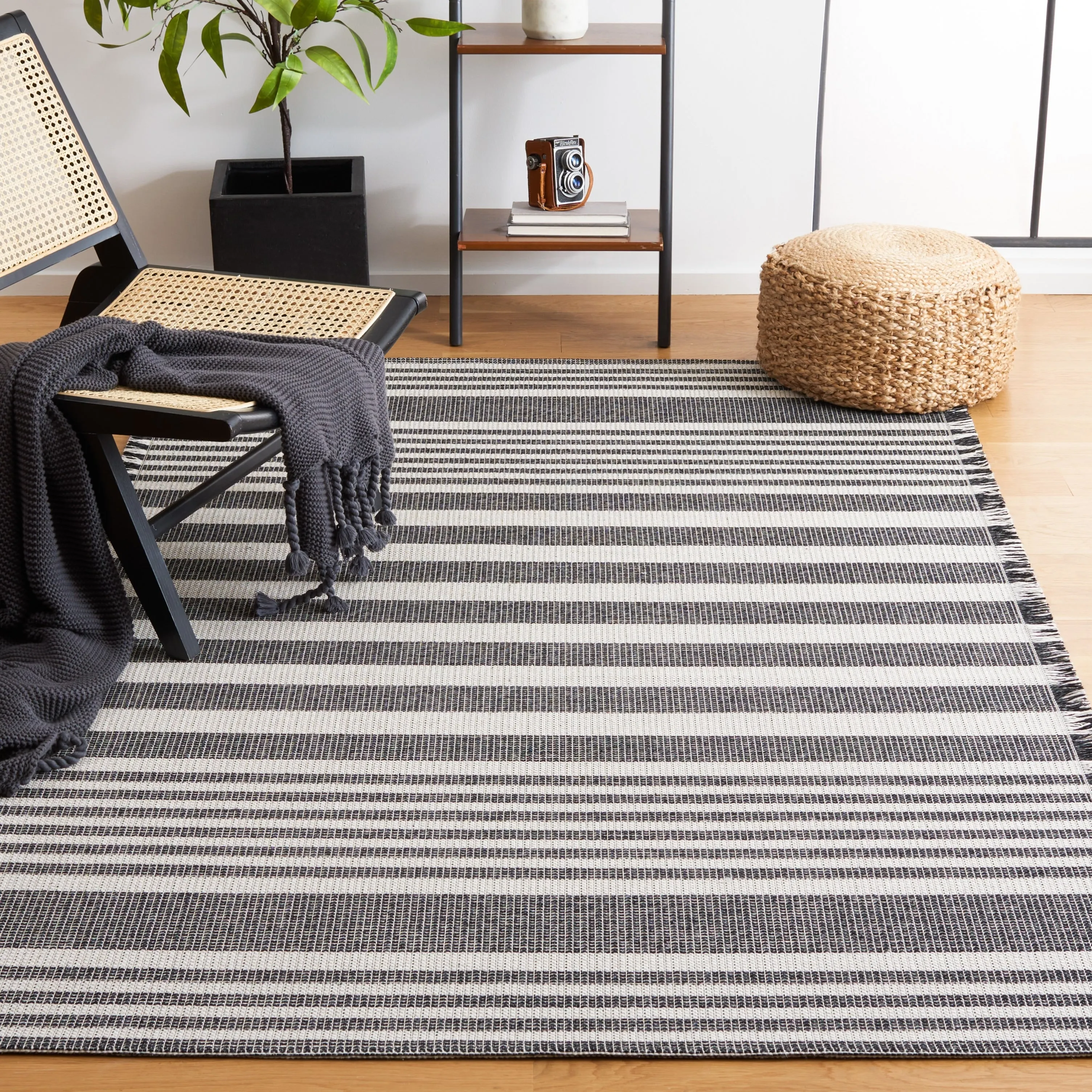 SAFAVIEH Augustine Avdotja Farmhouse Stripe Fringe Rug