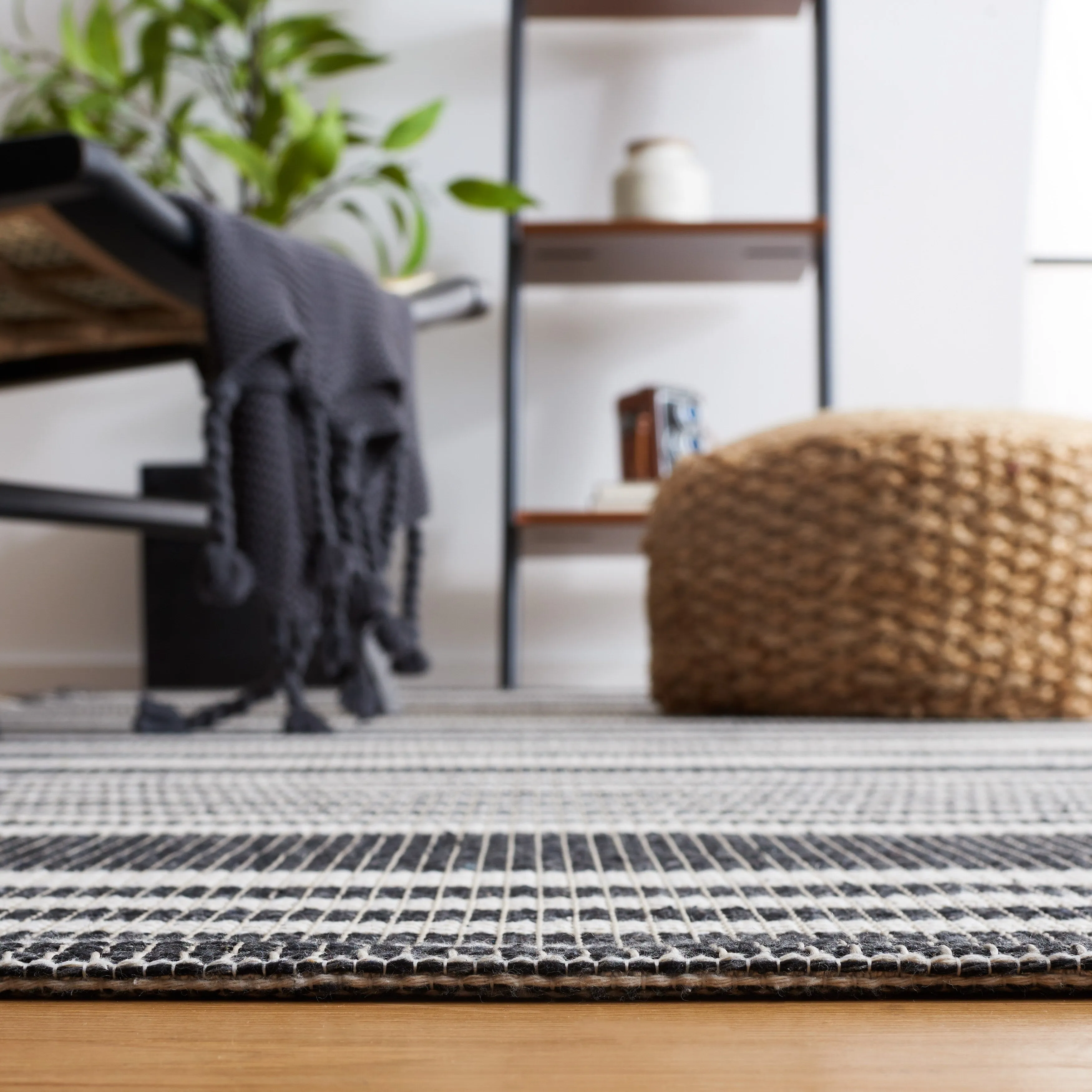 SAFAVIEH Augustine Avdotja Farmhouse Stripe Fringe Rug