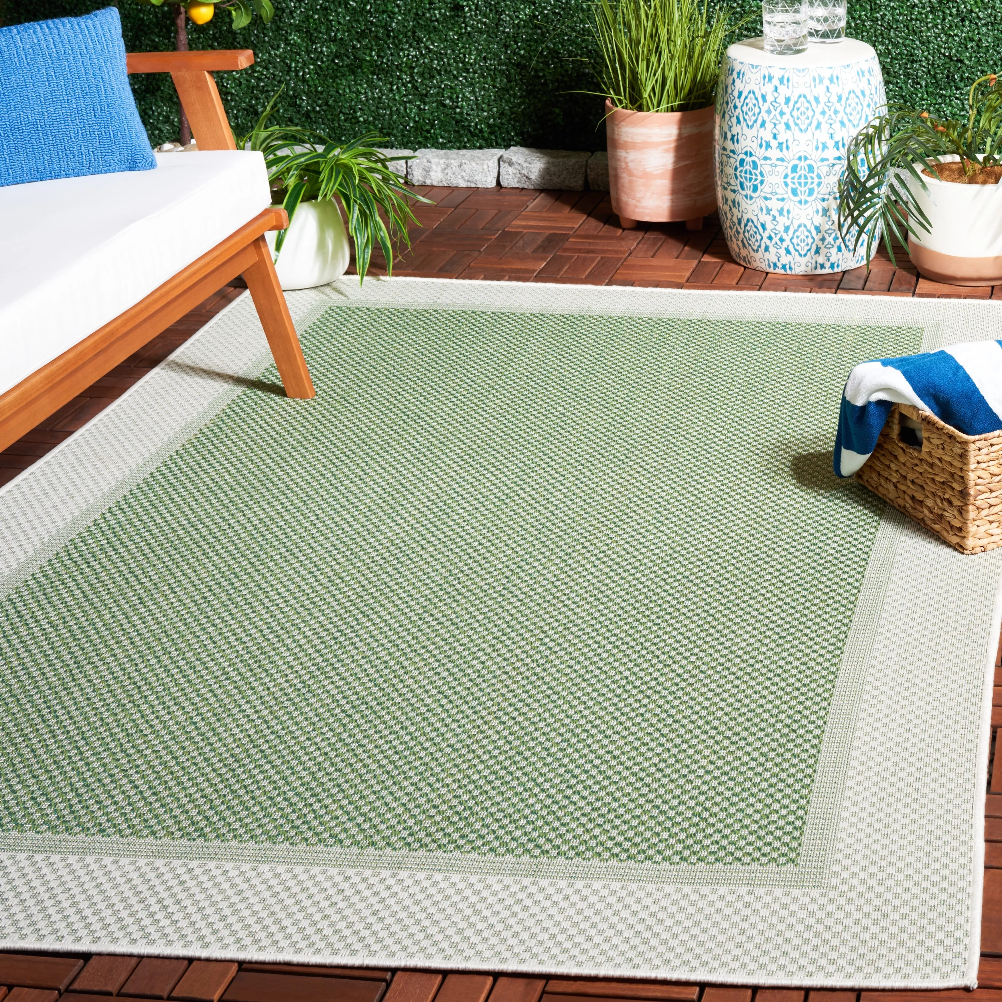 SAFAVIEH Bermuda Selfinaz Geometric Indoor/Outdoor Waterproof Rug