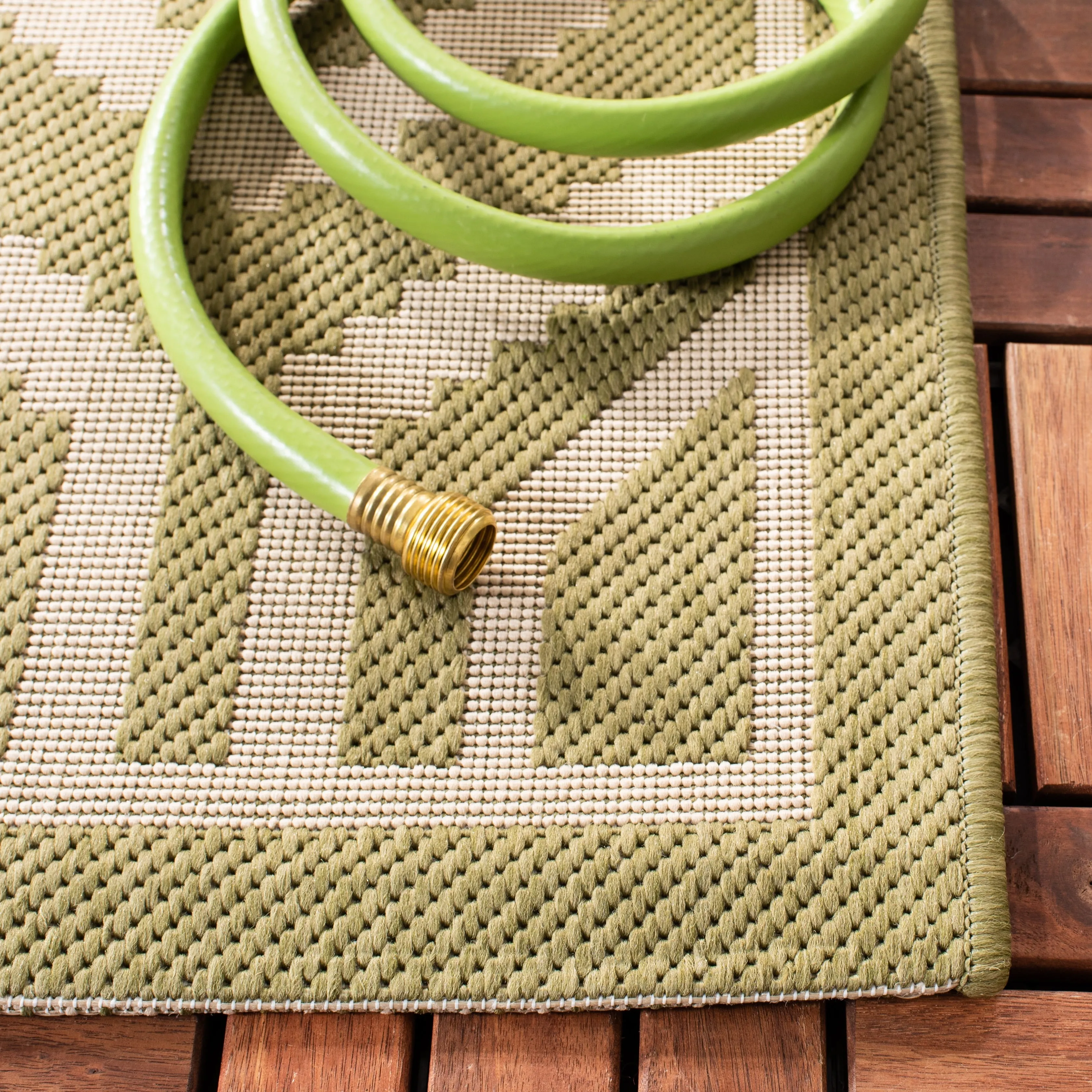 SAFAVIEH Courtyard Carolee Indoor/ Outdoor Patio Backyard Rug