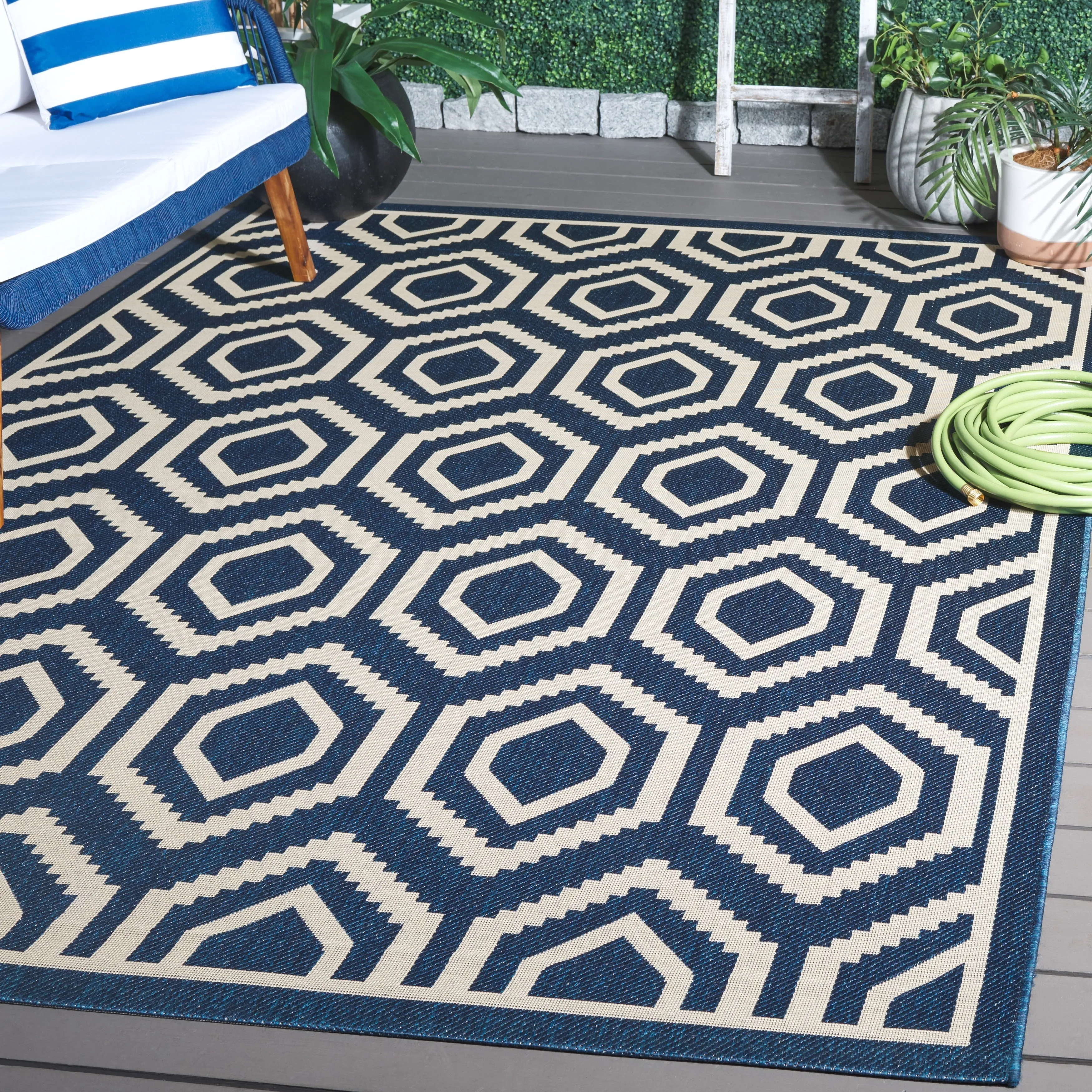 SAFAVIEH Courtyard Carolee Indoor/ Outdoor Patio Backyard Rug