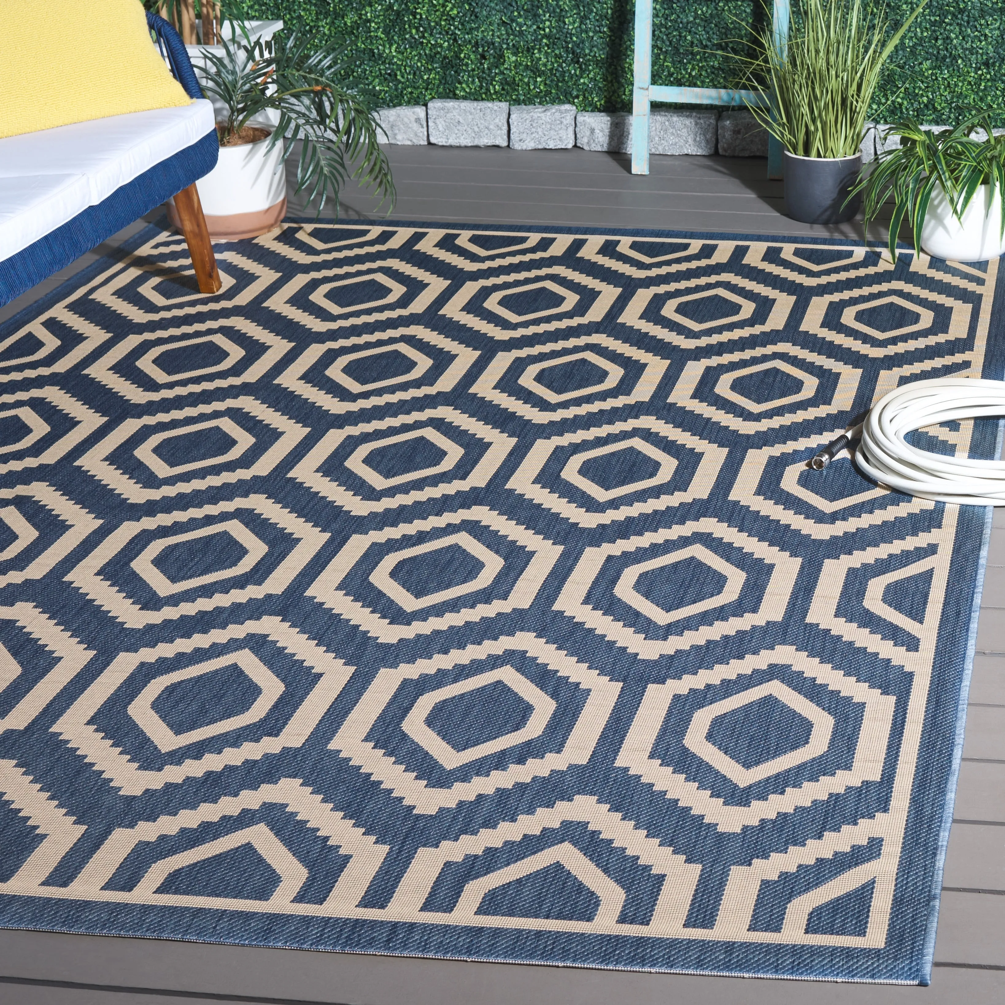 SAFAVIEH Courtyard Carolee Indoor/ Outdoor Patio Backyard Rug