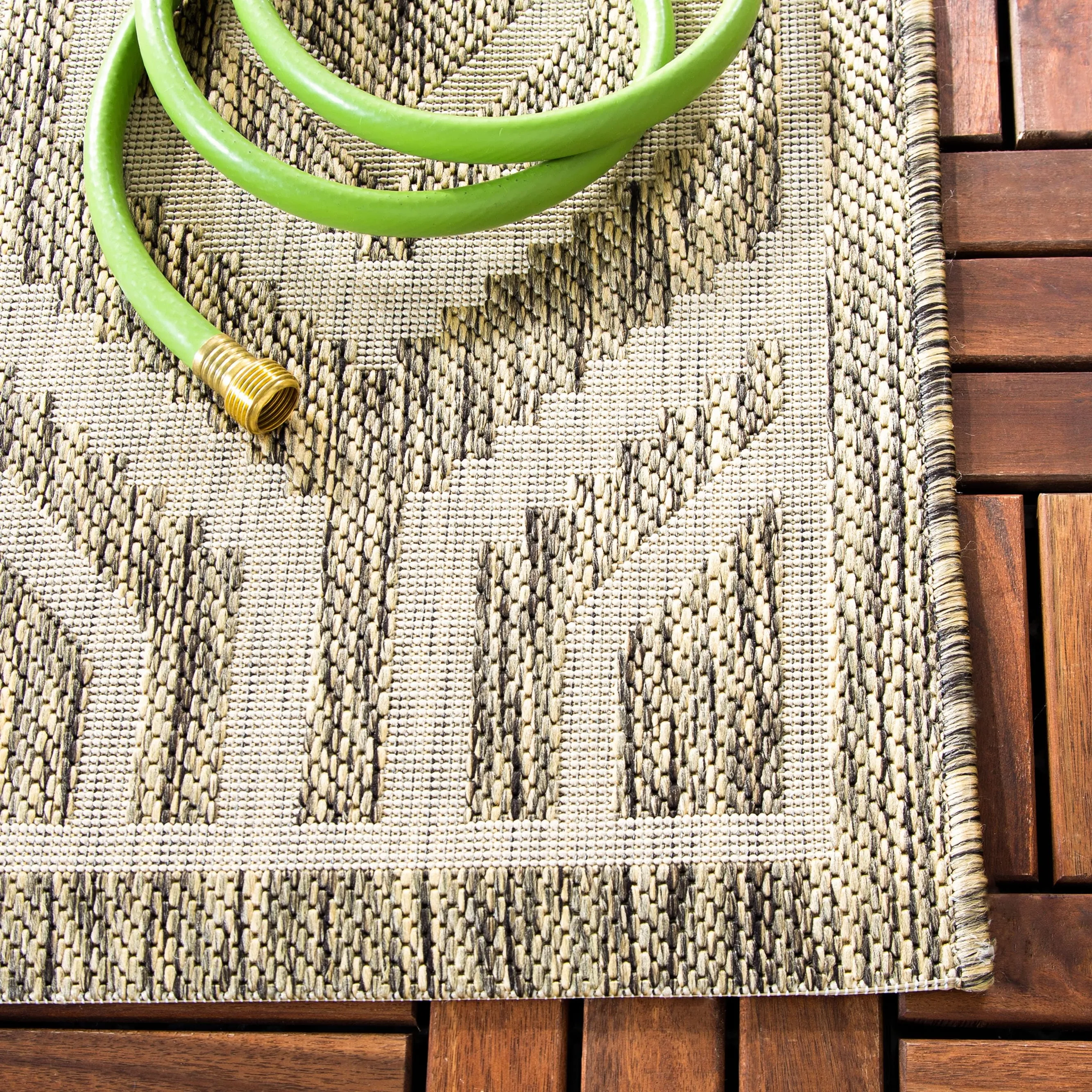 SAFAVIEH Courtyard Carolee Indoor/ Outdoor Patio Backyard Rug
