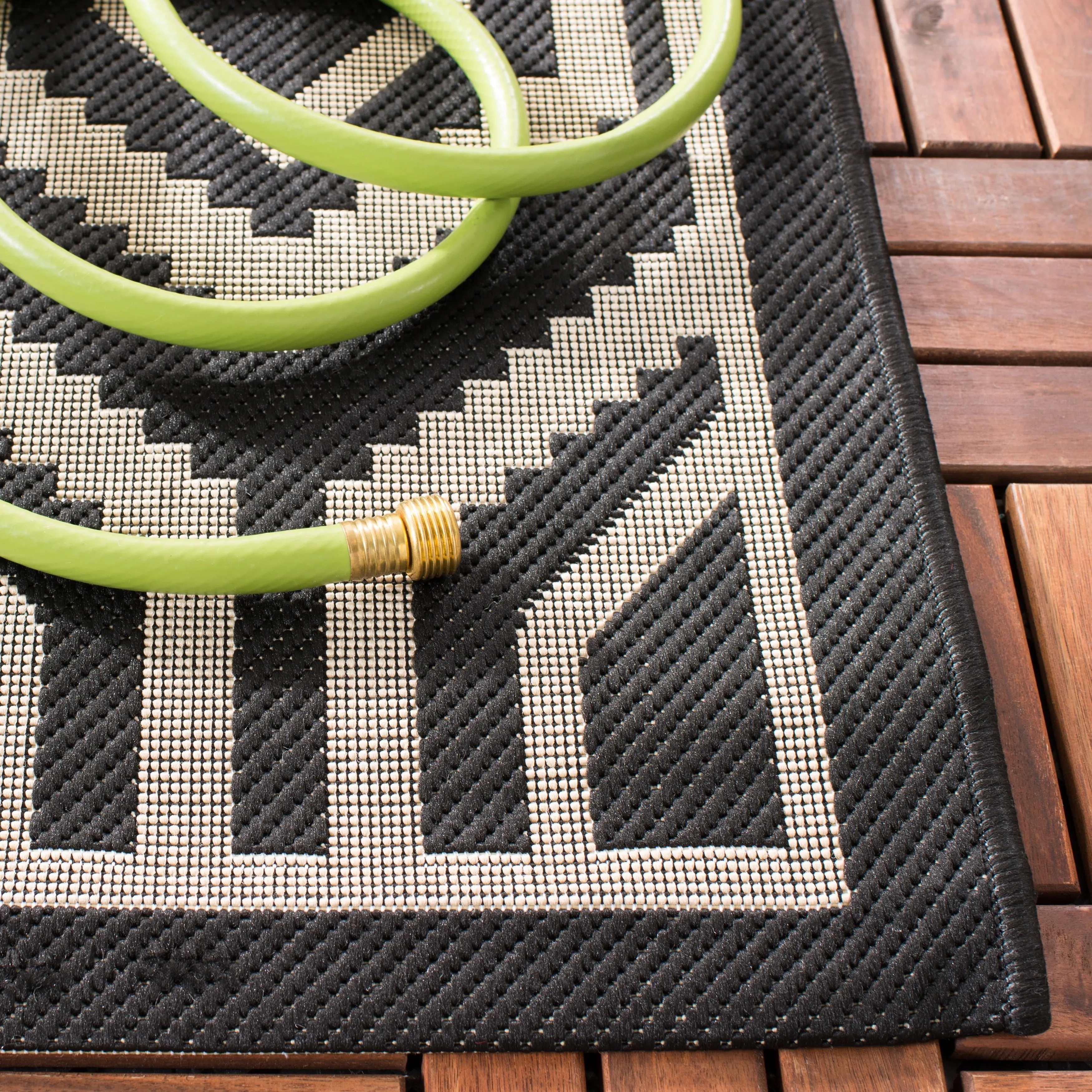 SAFAVIEH Courtyard Carolee Indoor/ Outdoor Patio Backyard Rug