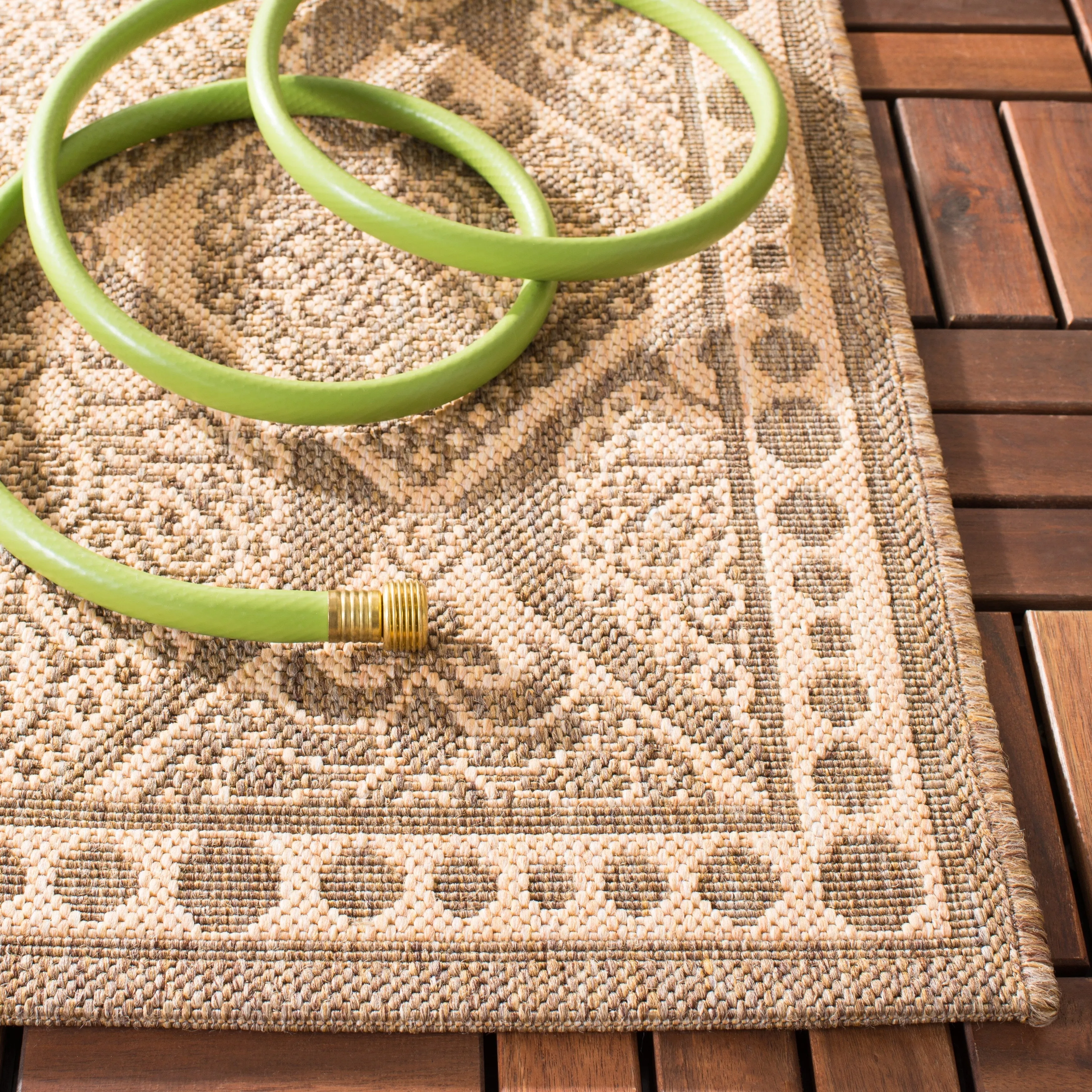 SAFAVIEH Courtyard Evangelina Indoor/ Outdoor Waterproof Patio Backyard Rug