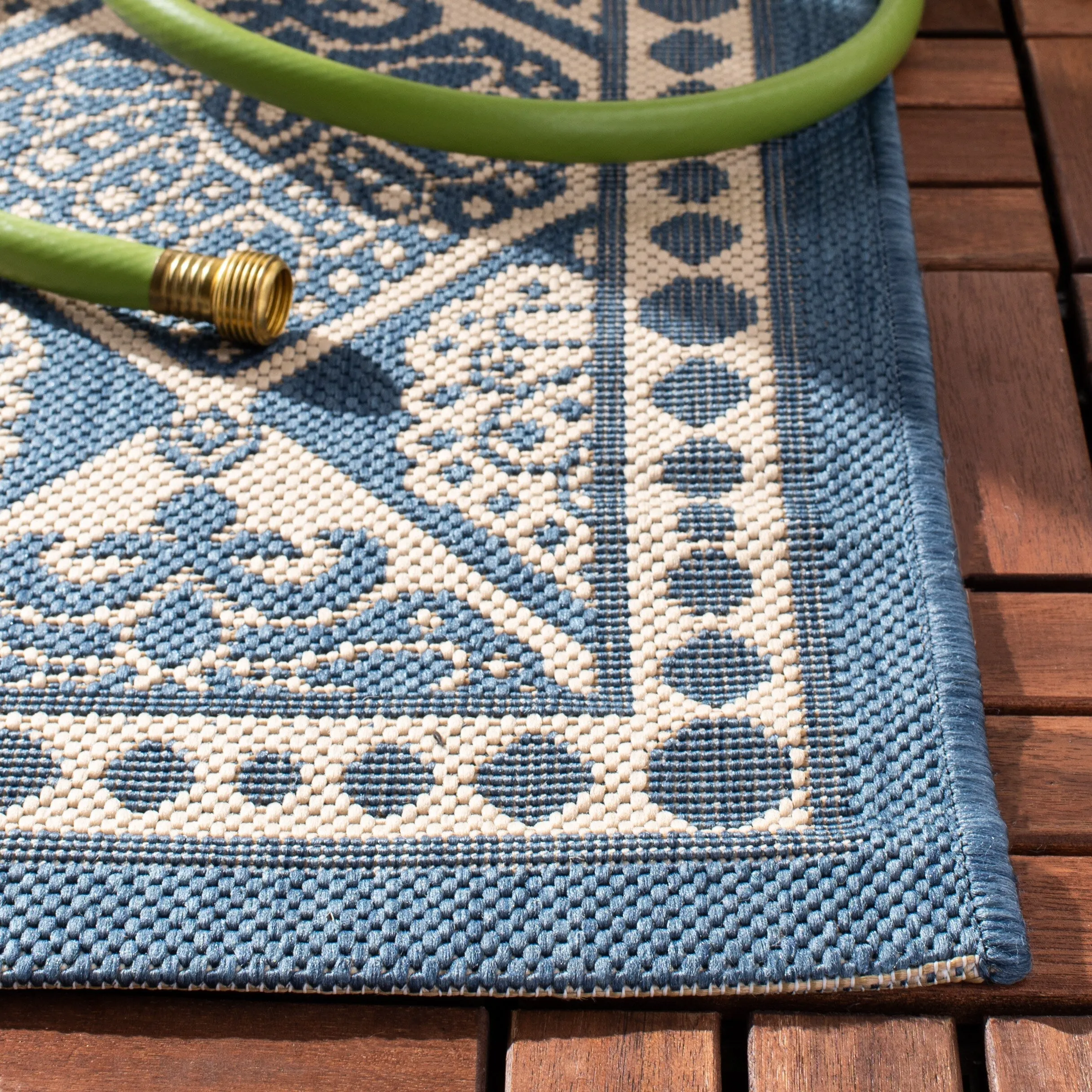 SAFAVIEH Courtyard Evangelina Indoor/ Outdoor Waterproof Patio Backyard Rug