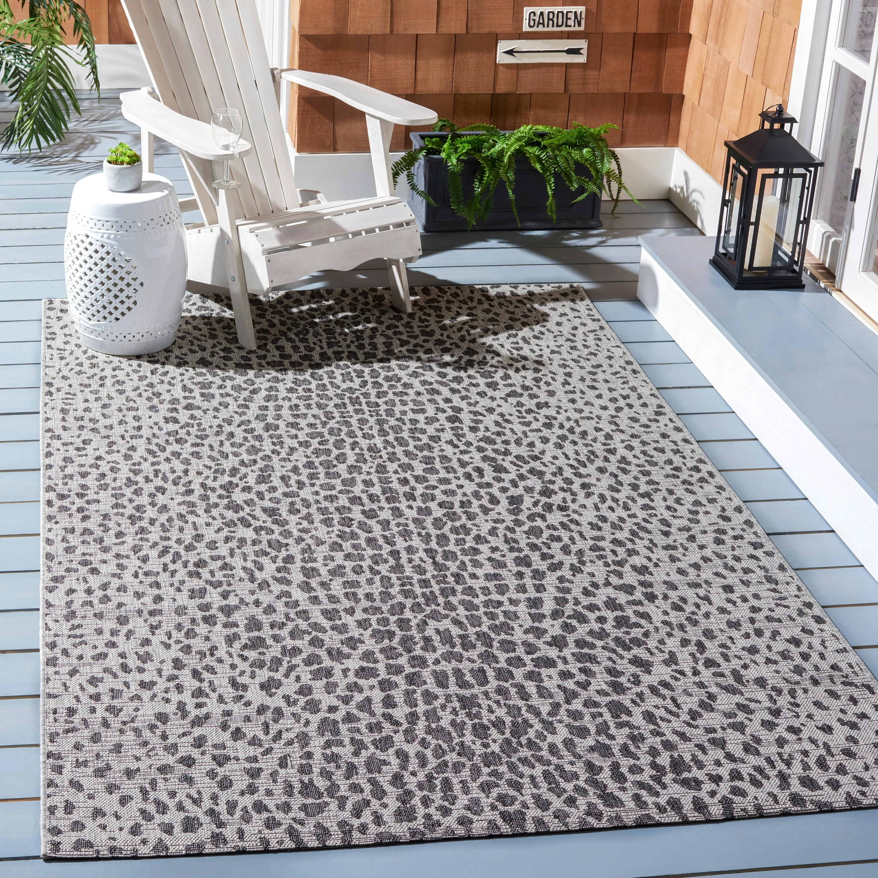 SAFAVIEH Courtyard Eyrin Indoor/ Outdoor Waterproof Patio Backyard Rug - Grey/Black - 5'5 x 7'7