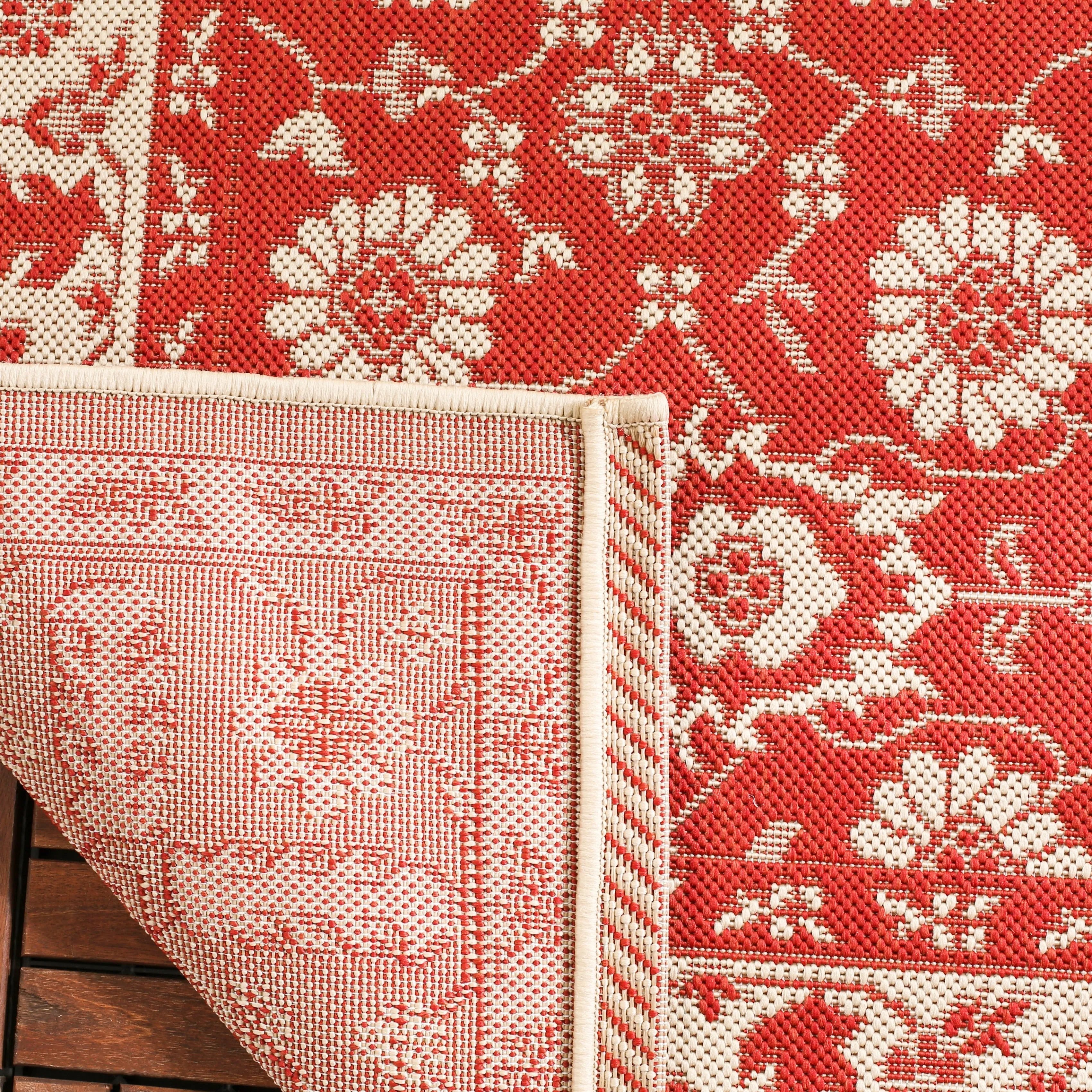 SAFAVIEH Courtyard Felicitas Indoor/ Outdoor Waterproof Patio Backyard Rug
