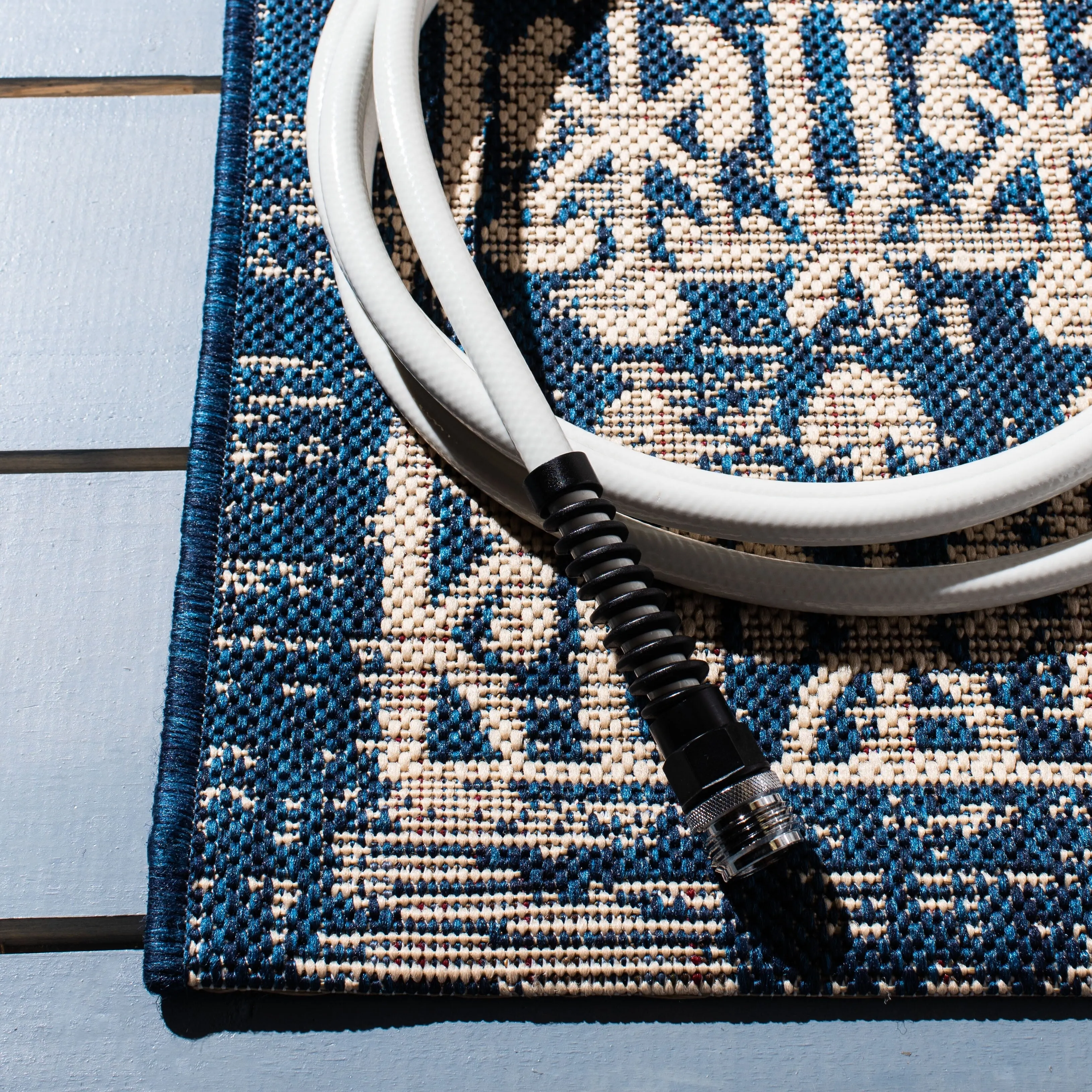 SAFAVIEH Courtyard Leanne Indoor/ Outdoor Waterproof Patio Backyard Rug - Beige/Navy - 5'3 x 7'7