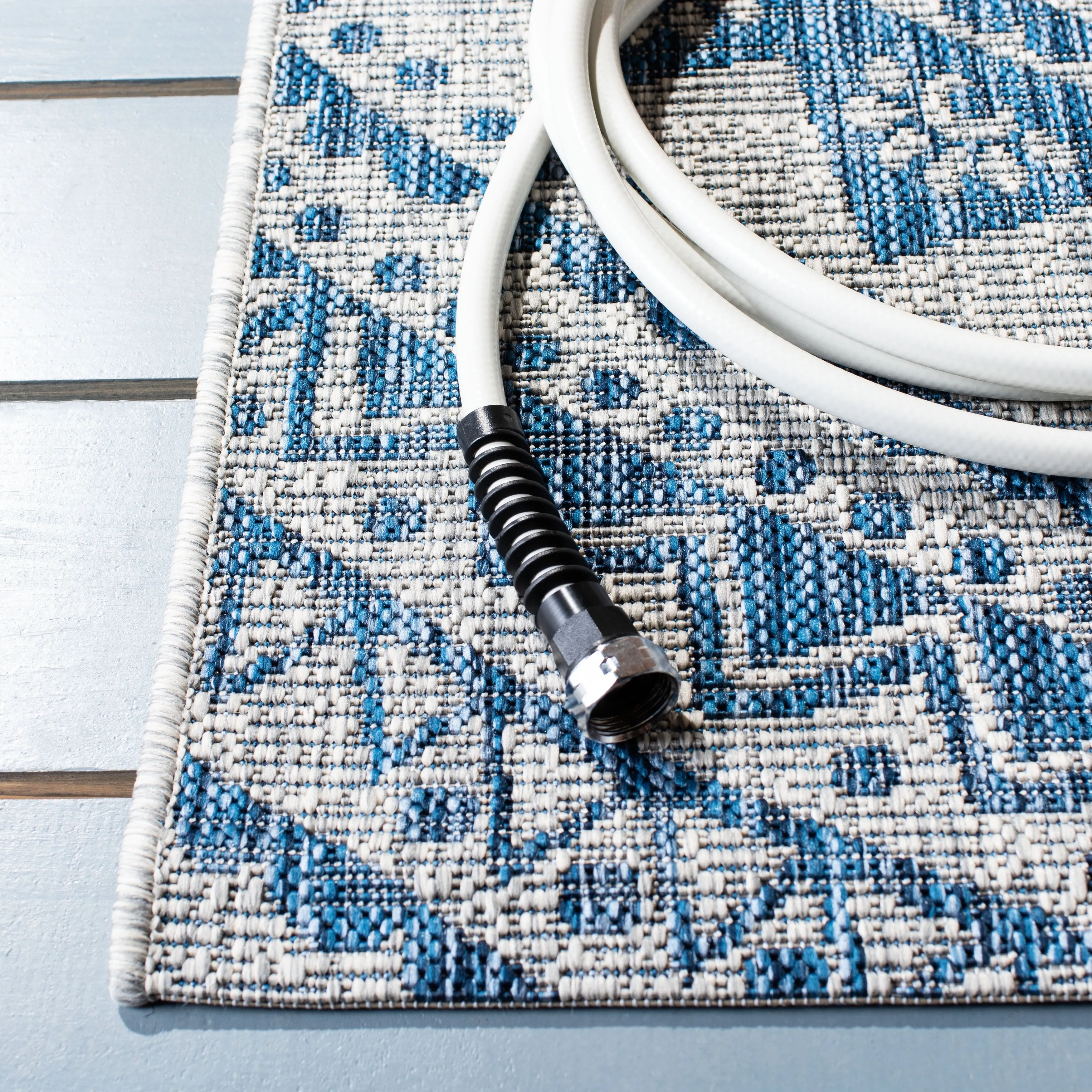 SAFAVIEH Courtyard Madelijne Indoor/ Outdoor Waterproof Patio Backyard Rug