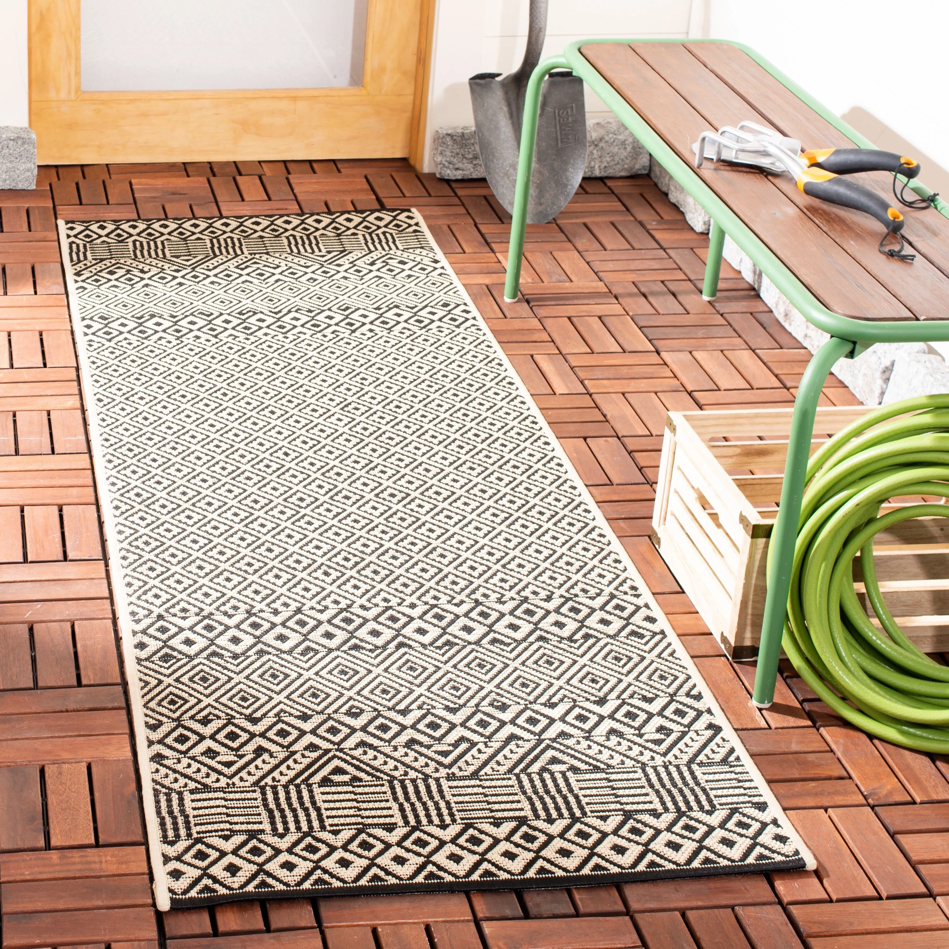 SAFAVIEH Courtyard Shikibu Indoor/ Outdoor Waterproof Patio Backyard Rug