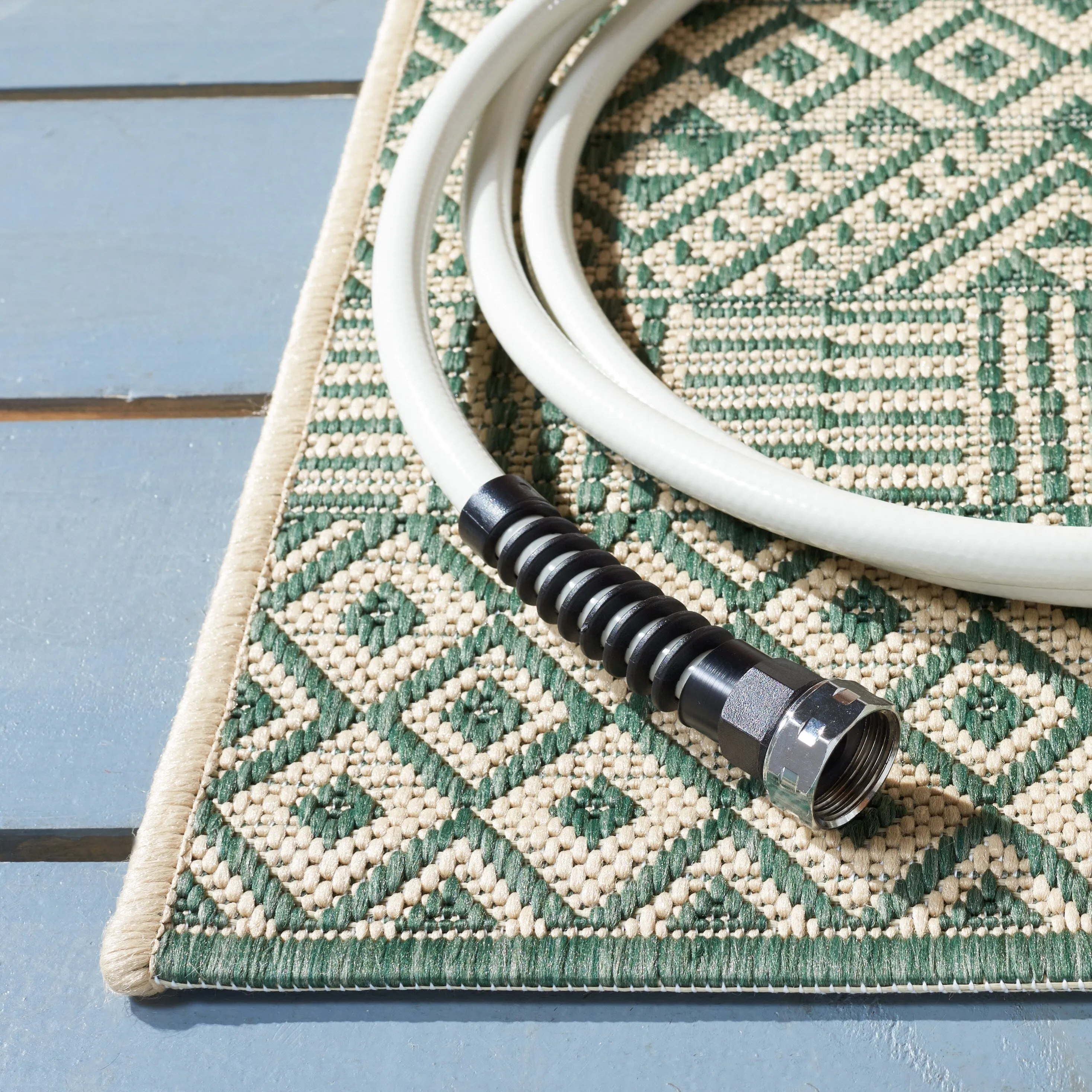 SAFAVIEH Courtyard Shikibu Indoor/ Outdoor Waterproof Patio Backyard Rug