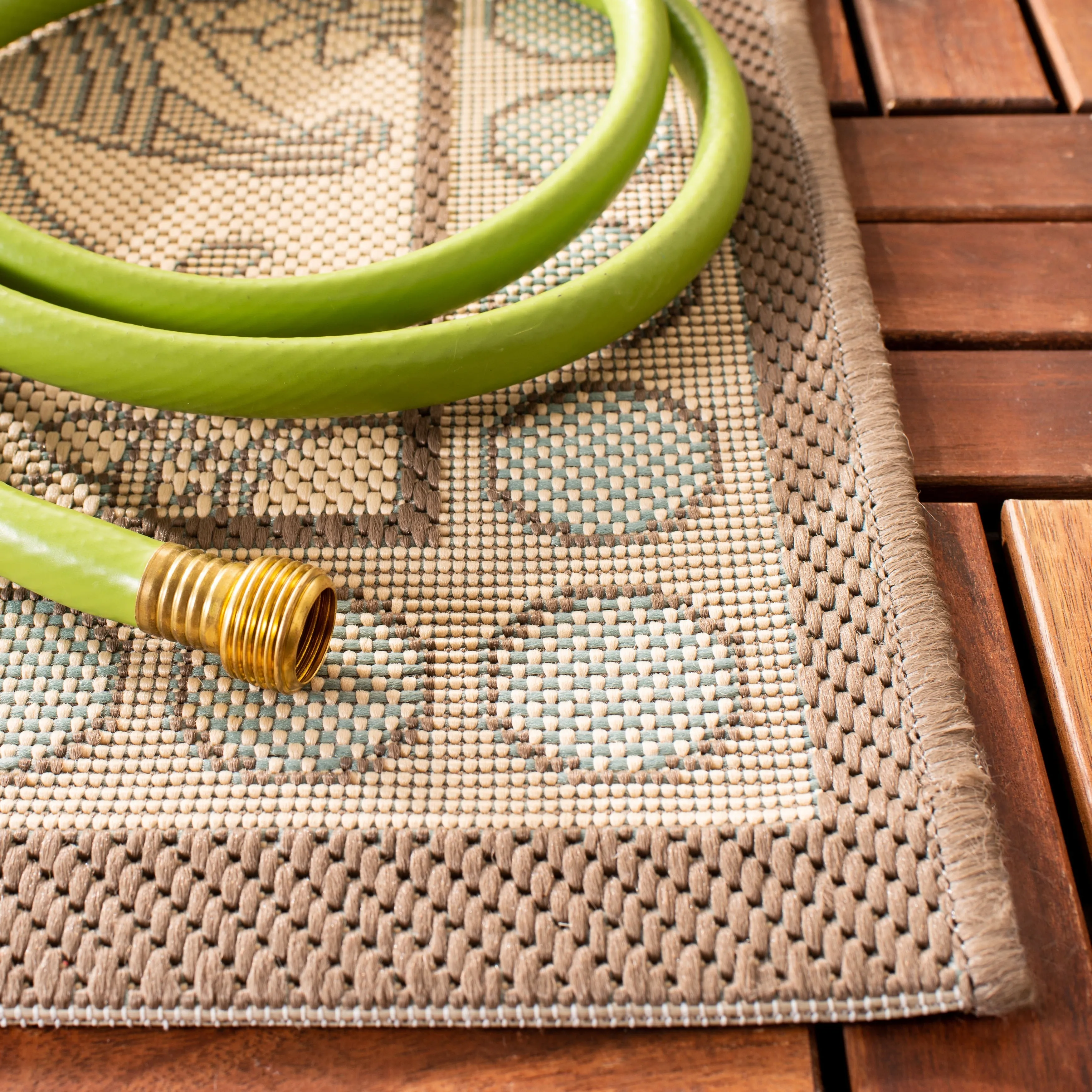 SAFAVIEH Courtyard Tjarkje Indoor/ Outdoor Waterproof Patio Backyard Rug