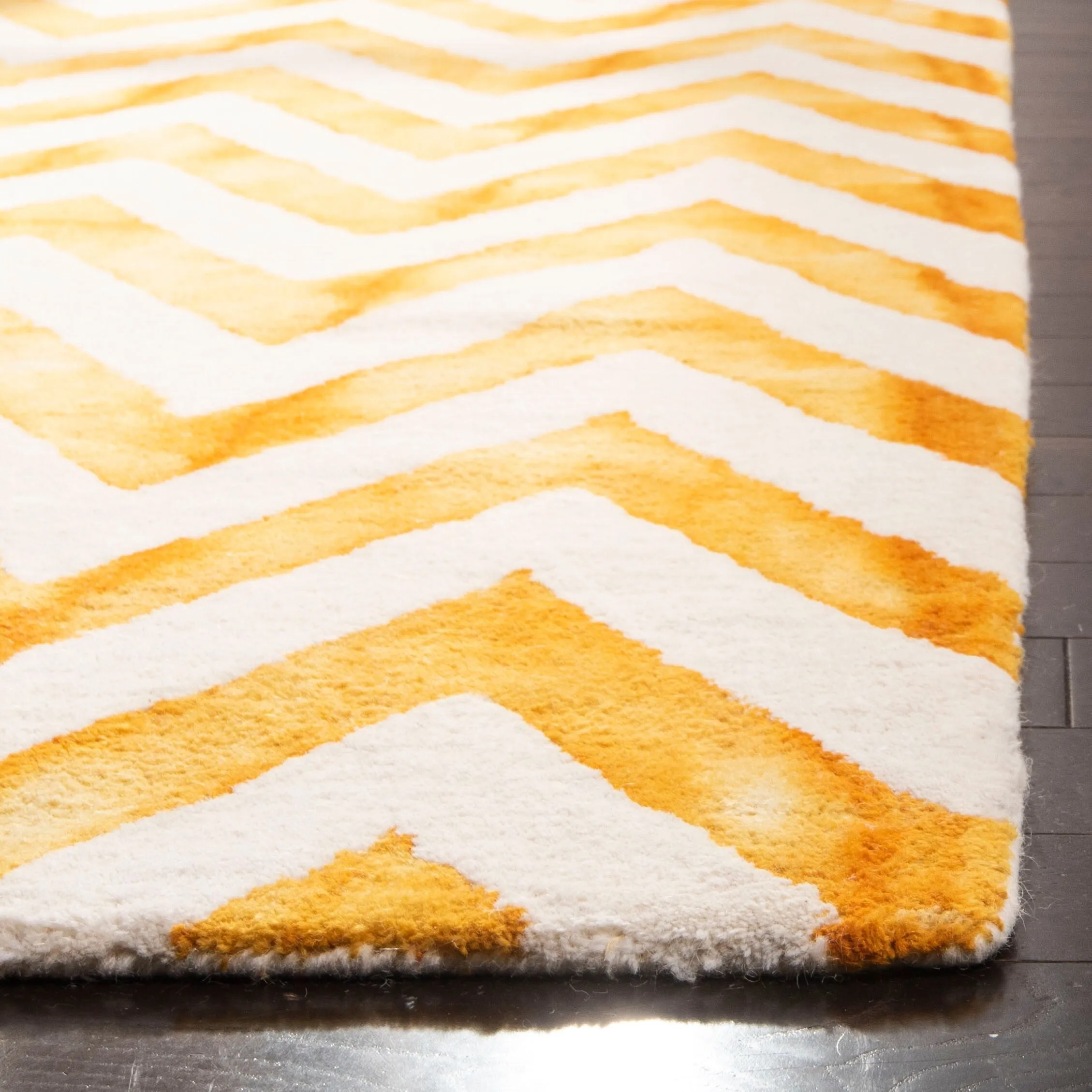 SAFAVIEH Dip Dye Erkhild Hand-tufted Wool Chevron Area Rug
